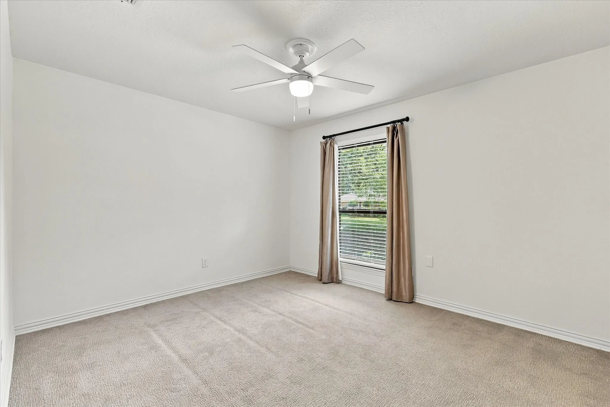 Single Family Residence For Sale in Tarrant County , 5104 Blue Sage Road, Fort Worth, Texas 76132, 4 Bedroom, 3 Bathroom, 2 Garage spaces, 2,517 Sqft, built in 1975, mls#21395042, Real Estate Agent in Fort Worth, Homes For Sale in Tarrant county, Homes For Sale in Fort Worth, Realtor in Fort Worth Texas, Real Estate Brokerage Independent Realty Texas, Luminita Cordes Realtor