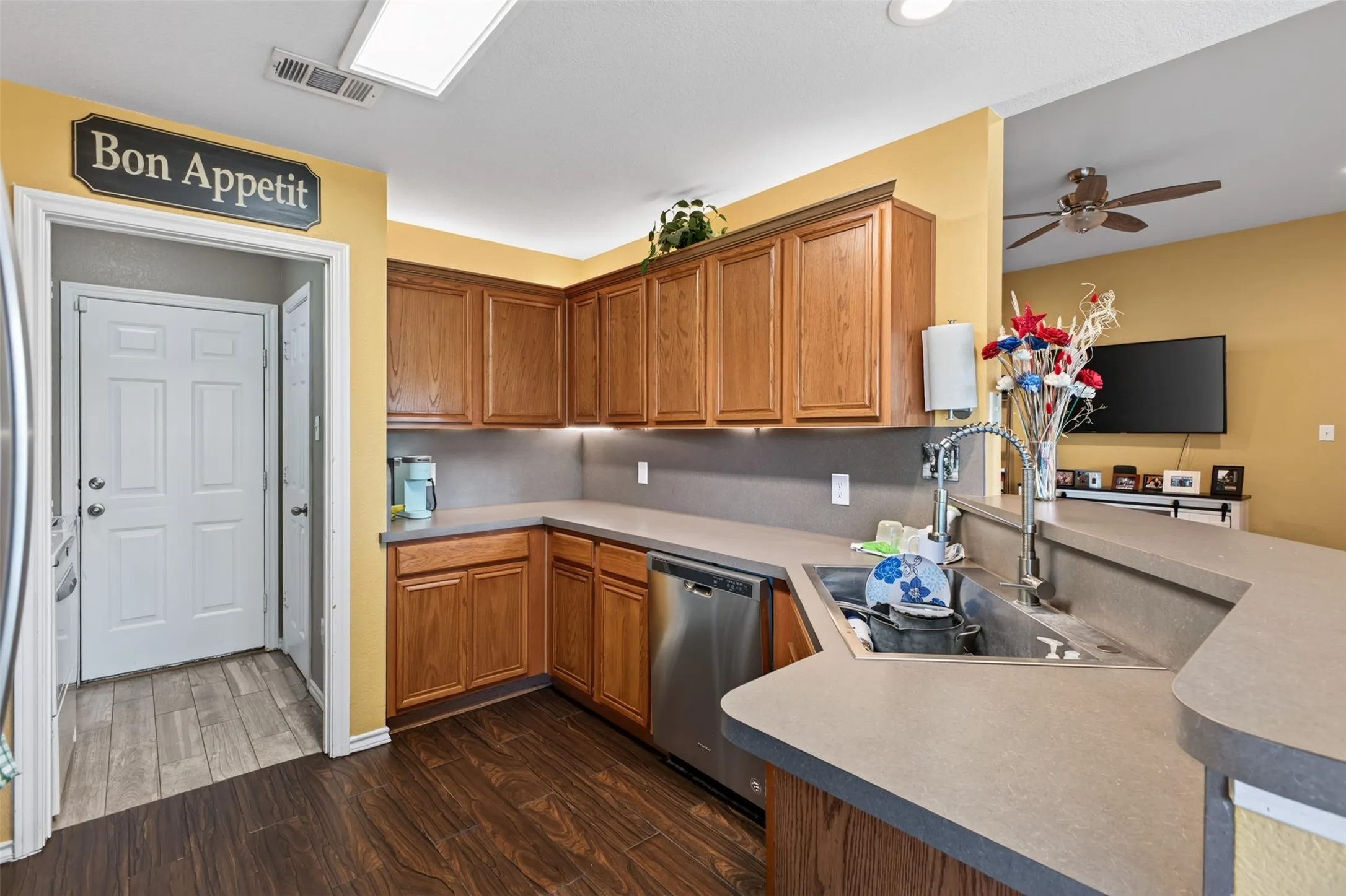 Single Family Residence For Sale in Ellis County , 304 Daisy Road, Midlothian, Texas 76065, 3 Bedroom, 2 Bathroom, 2 Garage spaces, 1,407 Sqft, built in 2005, mls#21392763, Real Estate Agent in Midlothian, Homes For Sale in Ellis county, Homes For Sale in Midlothian, Realtor in Midlothian Texas, Real Estate Brokerage Independent Realty Texas, Luminita Cordes Realtor