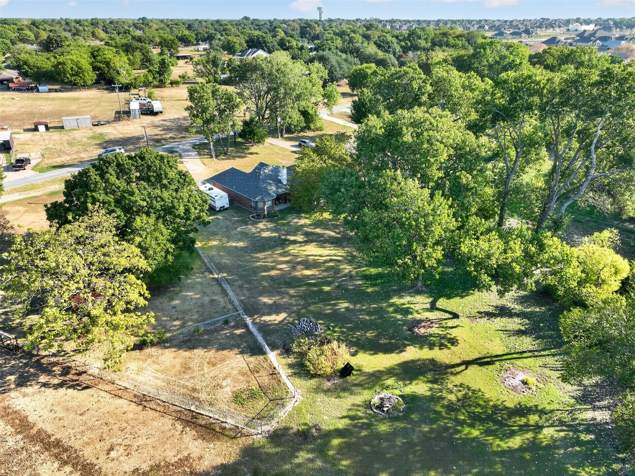 Single Family Residence For Sale in Ellis County , 304 Daisy Road, Midlothian, Texas 76065, 3 Bedroom, 2 Bathroom, 2 Garage spaces, 1,407 Sqft, built in 2005, mls#21392763, Real Estate Agent in Midlothian, Homes For Sale in Ellis county, Homes For Sale in Midlothian, Realtor in Midlothian Texas, Real Estate Brokerage Independent Realty Texas, Luminita Cordes Realtor