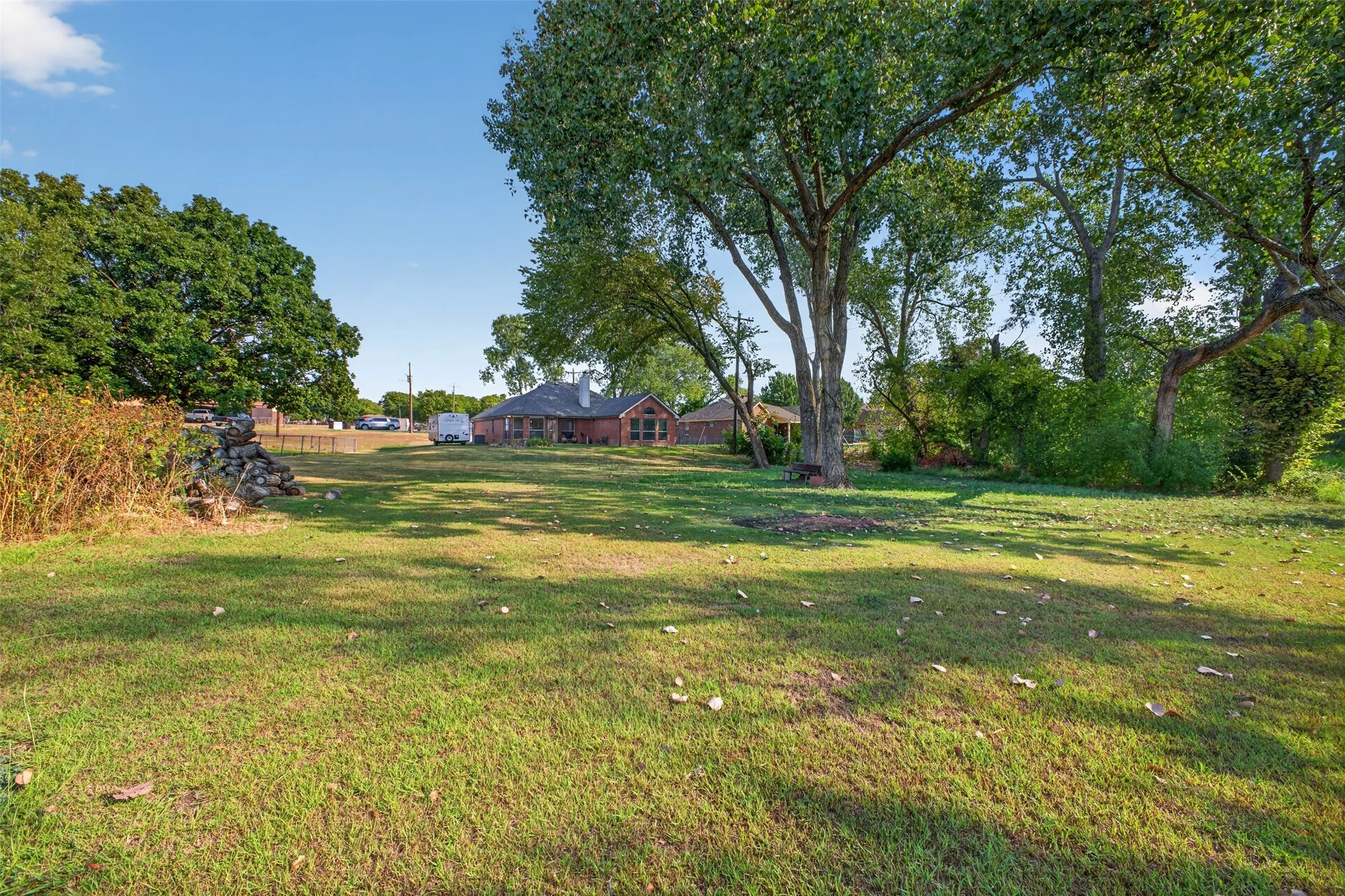 Single Family Residence For Sale in Ellis County , 304 Daisy Road, Midlothian, Texas 76065, 3 Bedroom, 2 Bathroom, 2 Garage spaces, 1,407 Sqft, built in 2005, mls#21392763, Real Estate Agent in Midlothian, Homes For Sale in Ellis county, Homes For Sale in Midlothian, Realtor in Midlothian Texas, Real Estate Brokerage Independent Realty Texas, Luminita Cordes Realtor