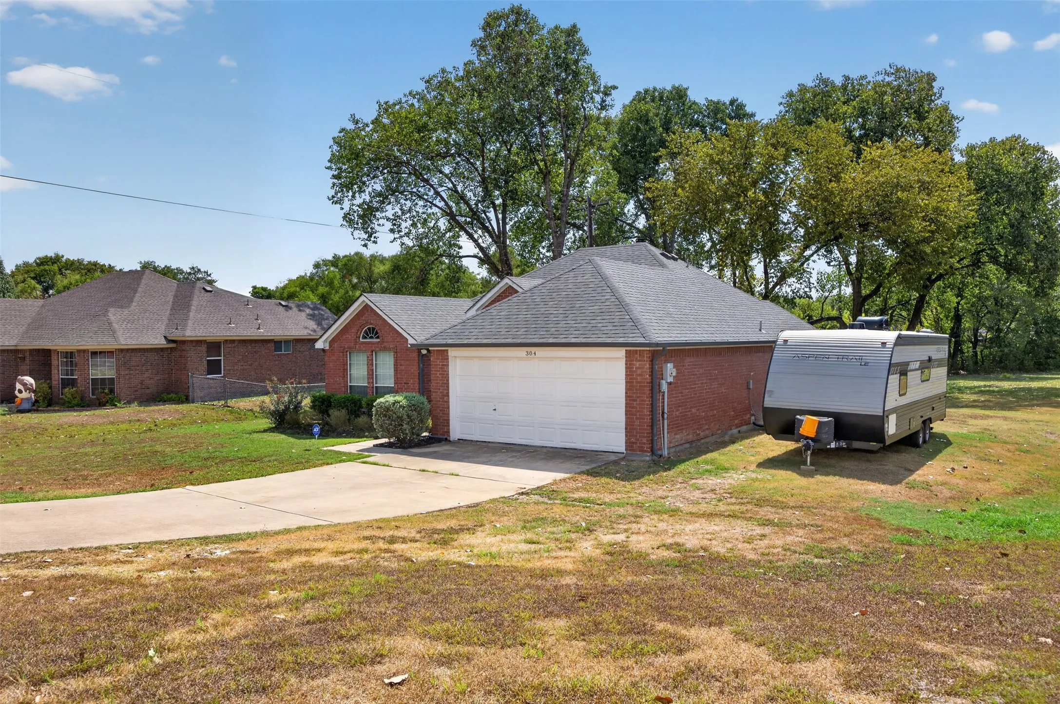 Single Family Residence For Sale in Ellis County , 304 Daisy Road, Midlothian, Texas 76065, 3 Bedroom, 2 Bathroom, 2 Garage spaces, 1,407 Sqft, built in 2005, mls#21392763, Real Estate Agent in Midlothian, Homes For Sale in Ellis county, Homes For Sale in Midlothian, Realtor in Midlothian Texas, Real Estate Brokerage Independent Realty Texas, Luminita Cordes Realtor
