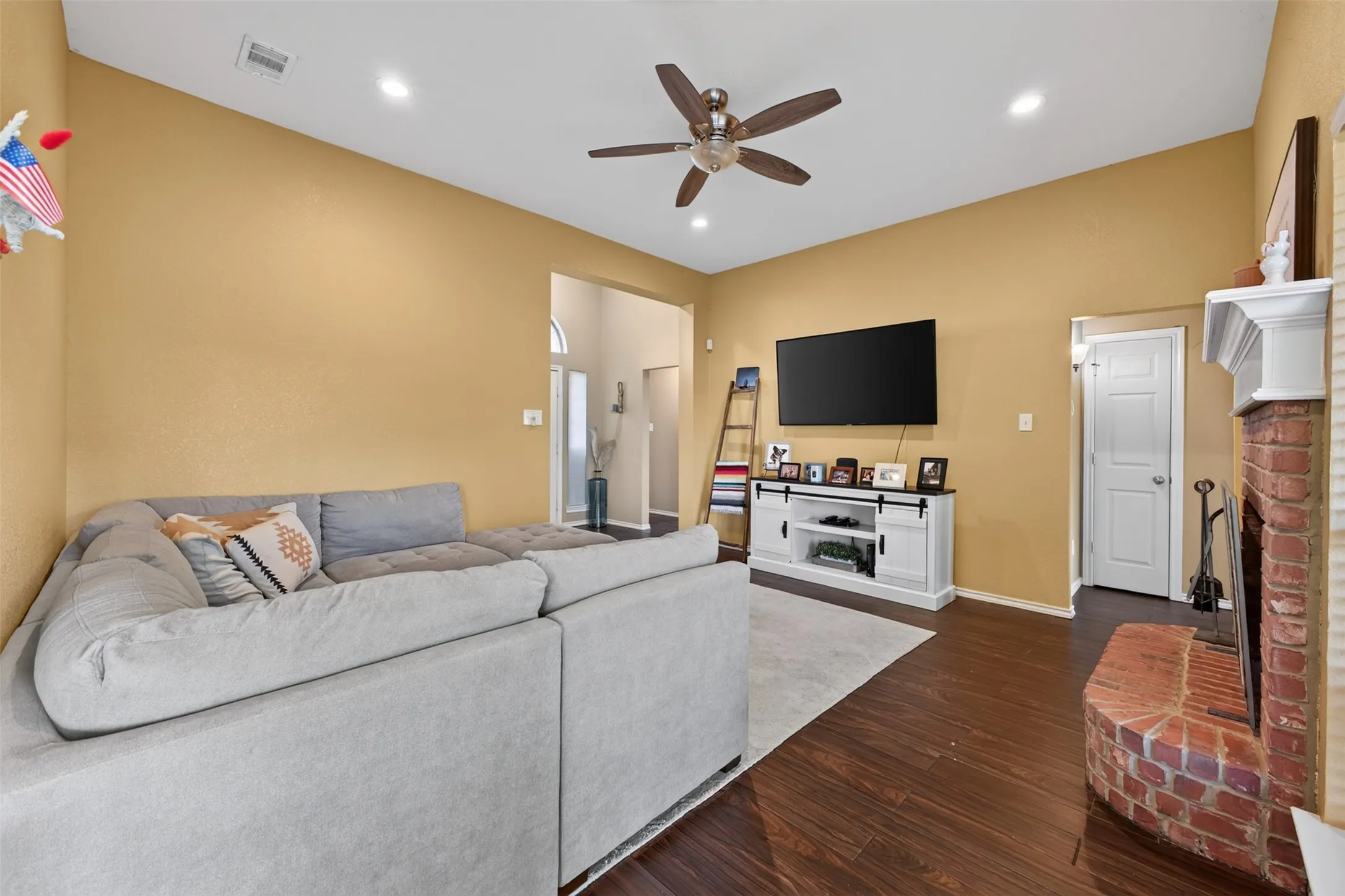 Single Family Residence For Sale in Ellis County , 304 Daisy Road, Midlothian, Texas 76065, 3 Bedroom, 2 Bathroom, 2 Garage spaces, 1,407 Sqft, built in 2005, mls#21392763, Real Estate Agent in Midlothian, Homes For Sale in Ellis county, Homes For Sale in Midlothian, Realtor in Midlothian Texas, Real Estate Brokerage Independent Realty Texas, Luminita Cordes Realtor