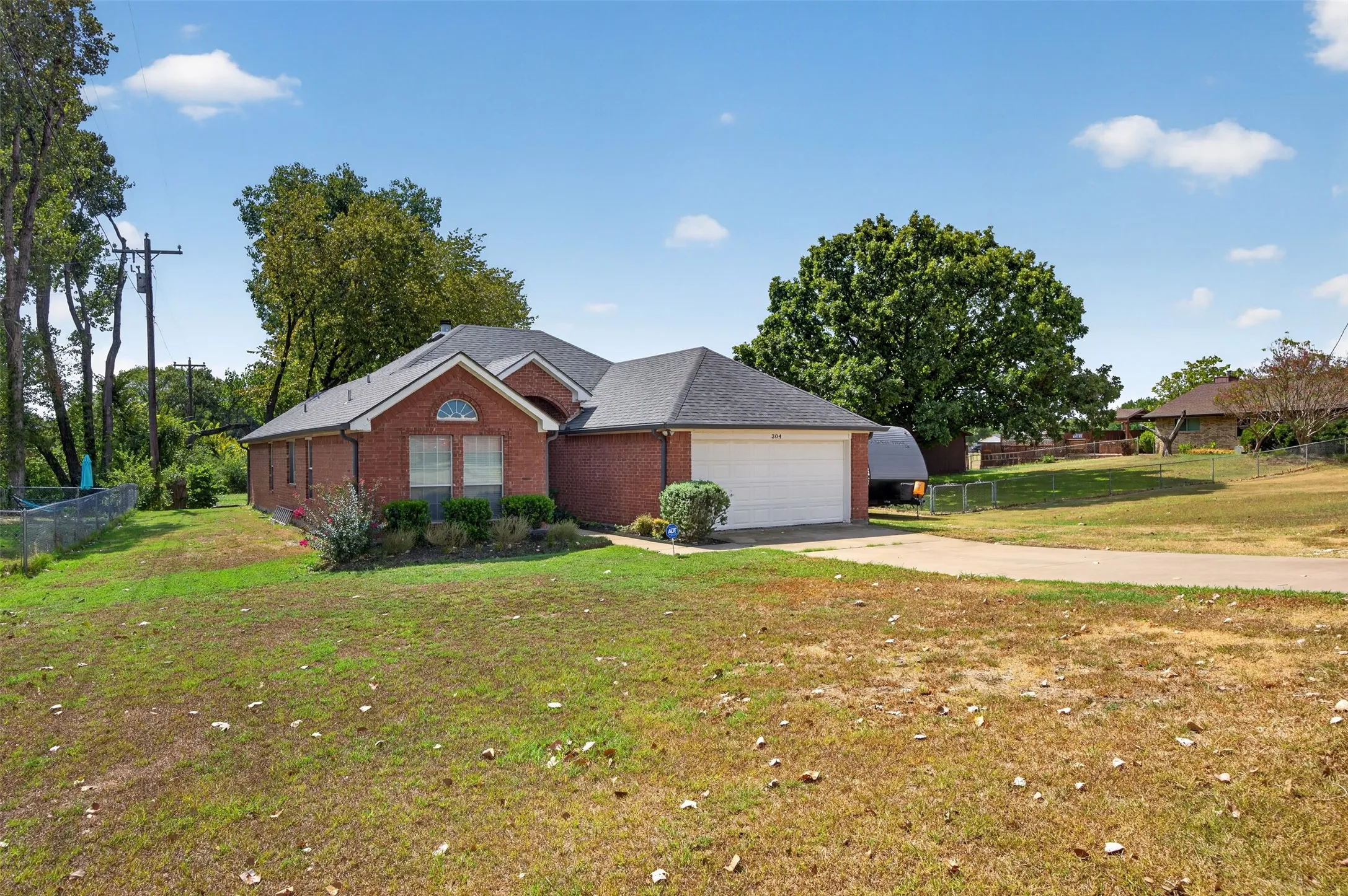 Single Family Residence For Sale in Ellis County , 304 Daisy Road, Midlothian, Texas 76065, 3 Bedroom, 2 Bathroom, 2 Garage spaces, 1,407 Sqft, built in 2005, mls#21392763, Real Estate Agent in Midlothian, Homes For Sale in Ellis county, Homes For Sale in Midlothian, Realtor in Midlothian Texas, Real Estate Brokerage Independent Realty Texas, Luminita Cordes Realtor