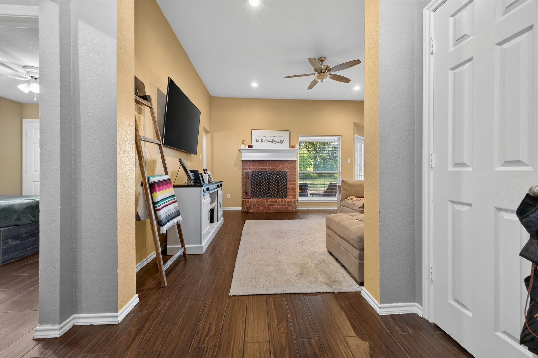 Single Family Residence For Sale in Ellis County , 304 Daisy Road, Midlothian, Texas 76065, 3 Bedroom, 2 Bathroom, 2 Garage spaces, 1,407 Sqft, built in 2005, mls#21392763, Real Estate Agent in Midlothian, Homes For Sale in Ellis county, Homes For Sale in Midlothian, Realtor in Midlothian Texas, Real Estate Brokerage Independent Realty Texas, Luminita Cordes Realtor