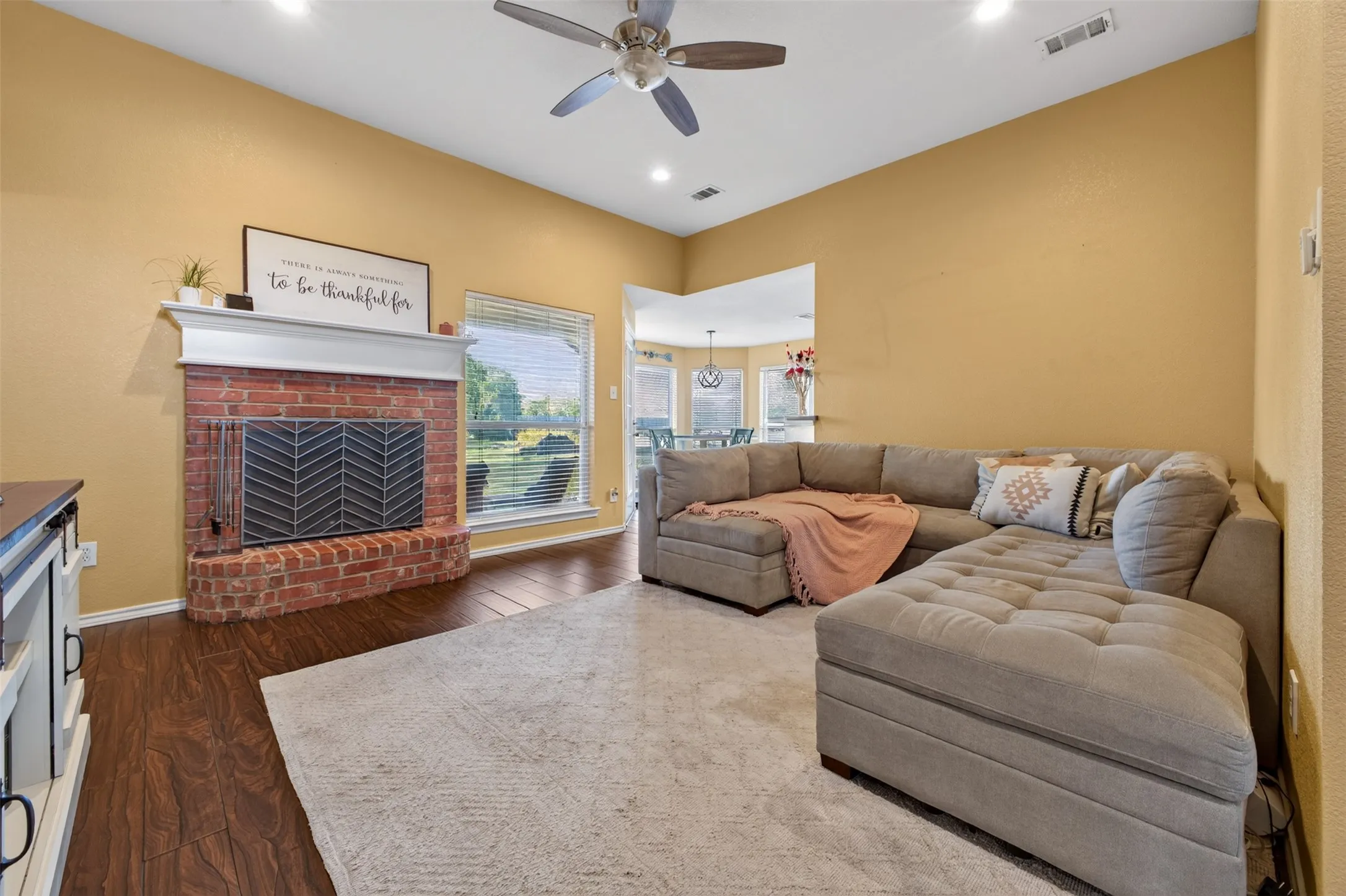 Single Family Residence For Sale in Ellis County , 304 Daisy Road, Midlothian, Texas 76065, 3 Bedroom, 2 Bathroom, 2 Garage spaces, 1,407 Sqft, built in 2005, mls#21392763, Real Estate Agent in Midlothian, Homes For Sale in Ellis county, Homes For Sale in Midlothian, Realtor in Midlothian Texas, Real Estate Brokerage Independent Realty Texas, Luminita Cordes Realtor