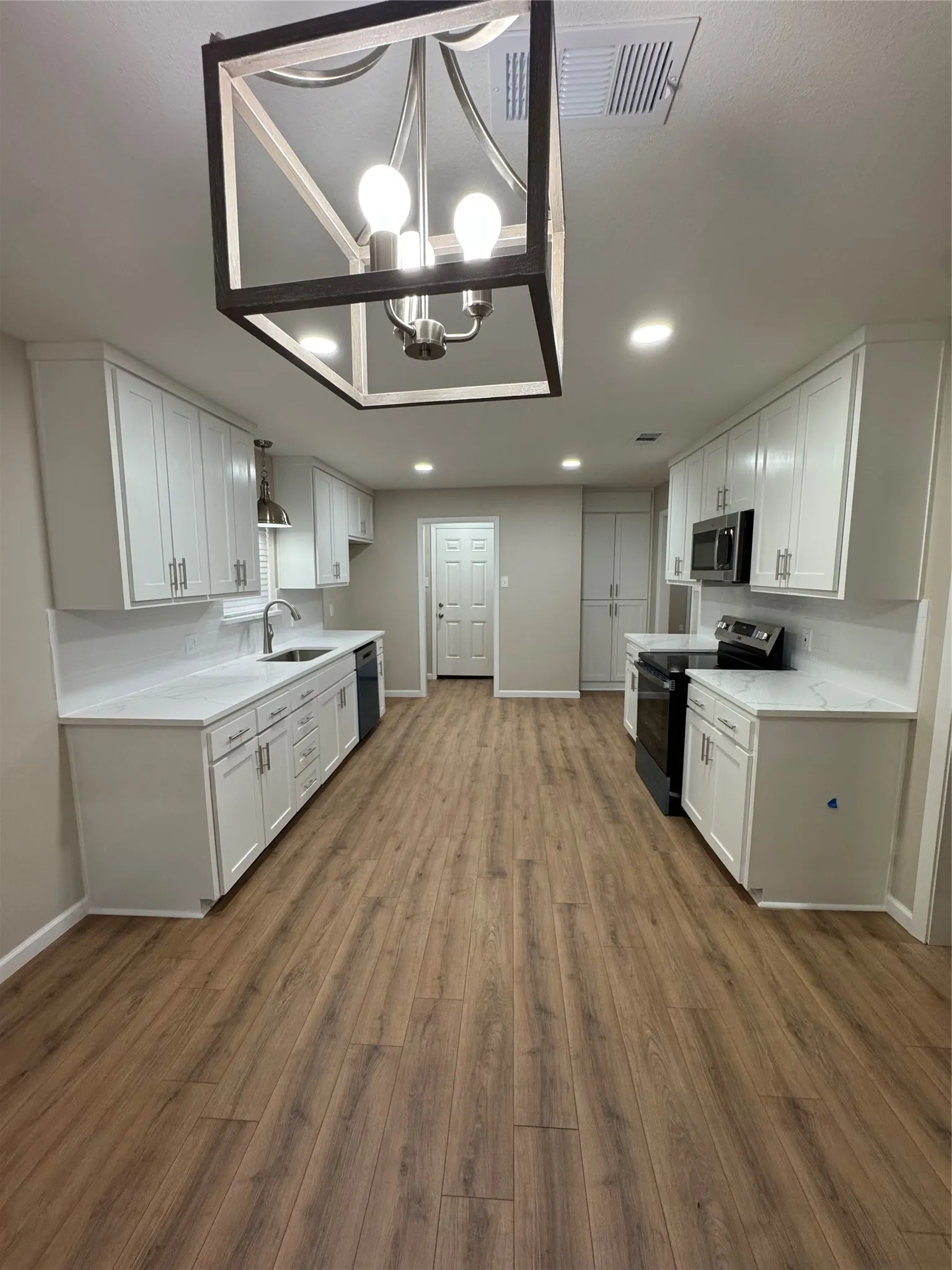 Single Family Residence For Sale in Grayson County , 614 W Woodard Street, Denison, Texas 75020, 3 Bedroom, 2 Bathroom, 1 Garage spaces, 1,632 Sqft, built in 1979, mls#21394443, Real Estate Agent in Denison, Homes For Sale in Grayson county, Homes For Sale in Denison, Realtor in Denison Texas, Real Estate Brokerage Independent Realty Texas, Luminita Cordes Realtor
