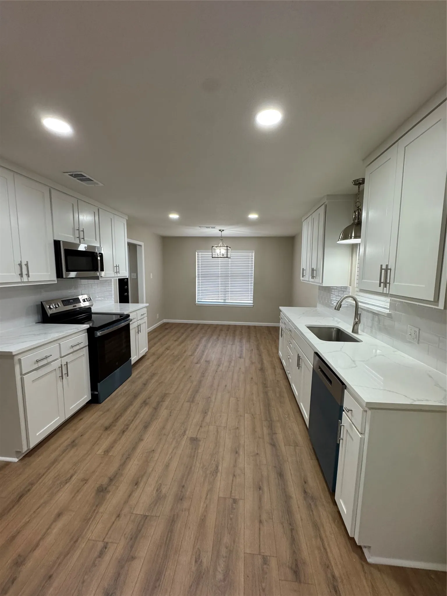 Single Family Residence For Sale in Grayson County , 614 W Woodard Street, Denison, Texas 75020, 3 Bedroom, 2 Bathroom, 1 Garage spaces, 1,632 Sqft, built in 1979, mls#21394443, Real Estate Agent in Denison, Homes For Sale in Grayson county, Homes For Sale in Denison, Realtor in Denison Texas, Real Estate Brokerage Independent Realty Texas, Luminita Cordes Realtor