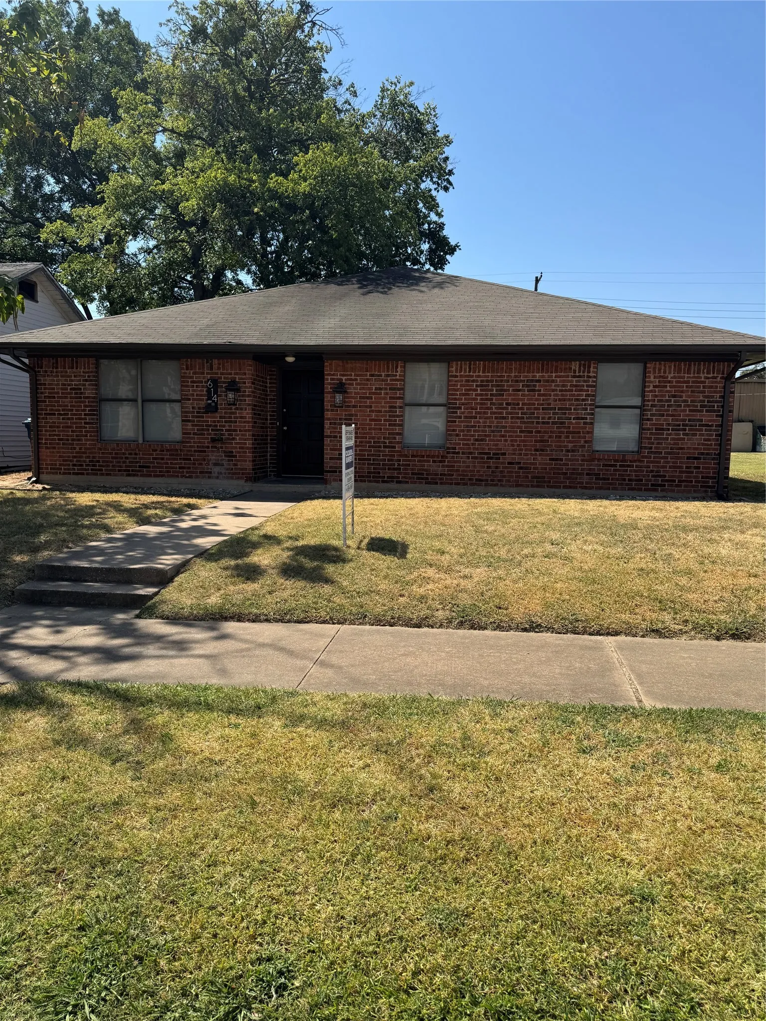 Single Family Residence For Sale in Grayson County , 614 W Woodard Street, Denison, Texas 75020, 3 Bedroom, 2 Bathroom, 1 Garage spaces, 1,632 Sqft, built in 1979, mls#21394443, Real Estate Agent in Denison, Homes For Sale in Grayson county, Homes For Sale in Denison, Realtor in Denison Texas, Real Estate Brokerage Independent Realty Texas, Luminita Cordes Realtor