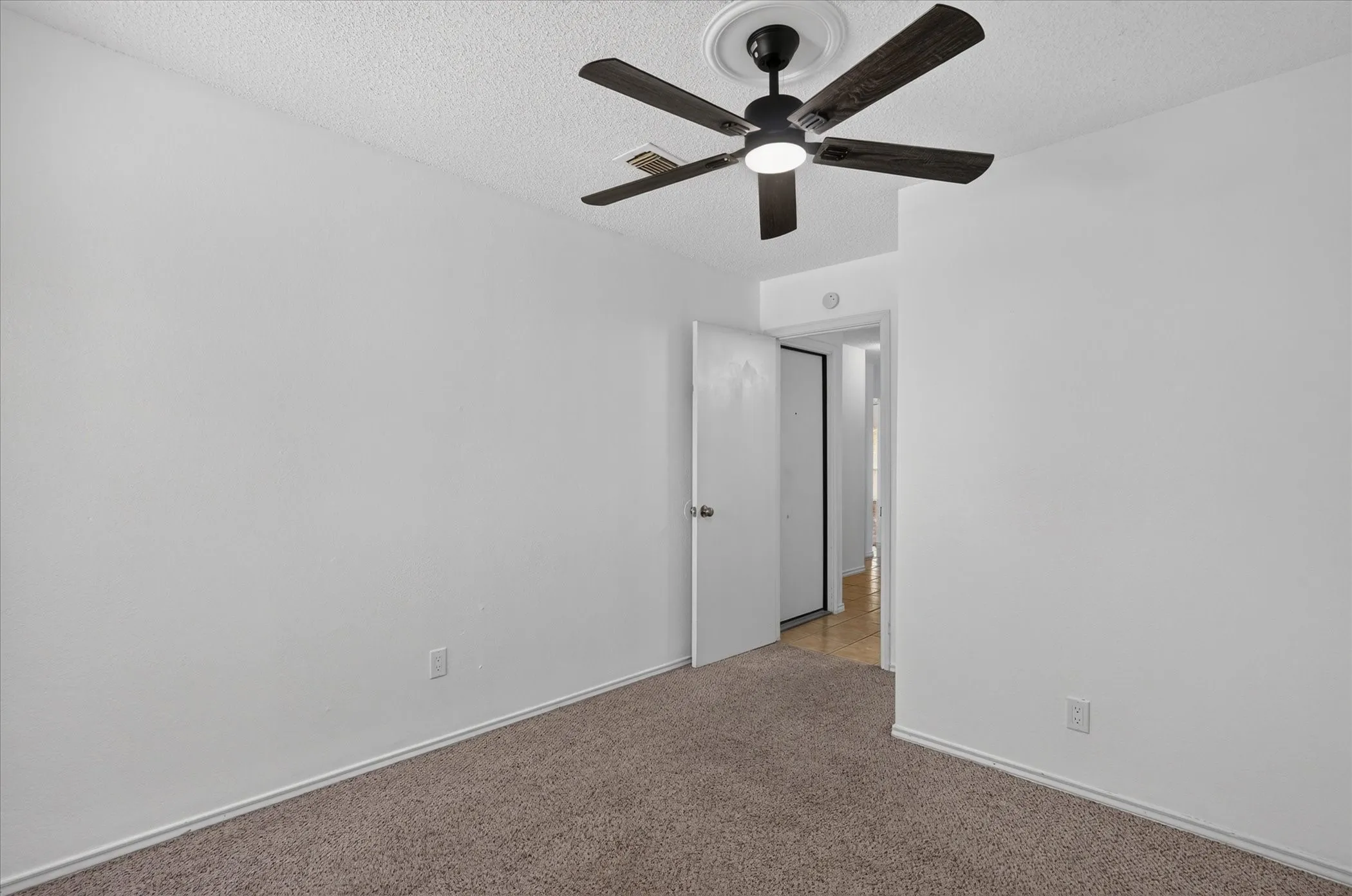 Single Family Residence For Sale in Dallas County , 1037 Garden Trail, Mesquite, Texas 75149, 3 Bedroom, 2 Bathroom, 1 Garage spaces, 1,148 Sqft, built in 1985, mls#21394961, Real Estate Agent in Mesquite, Homes For Sale in Dallas county, Homes For Sale in Mesquite, Realtor in Mesquite Texas, Real Estate Brokerage Independent Realty Texas, Luminita Cordes Realtor