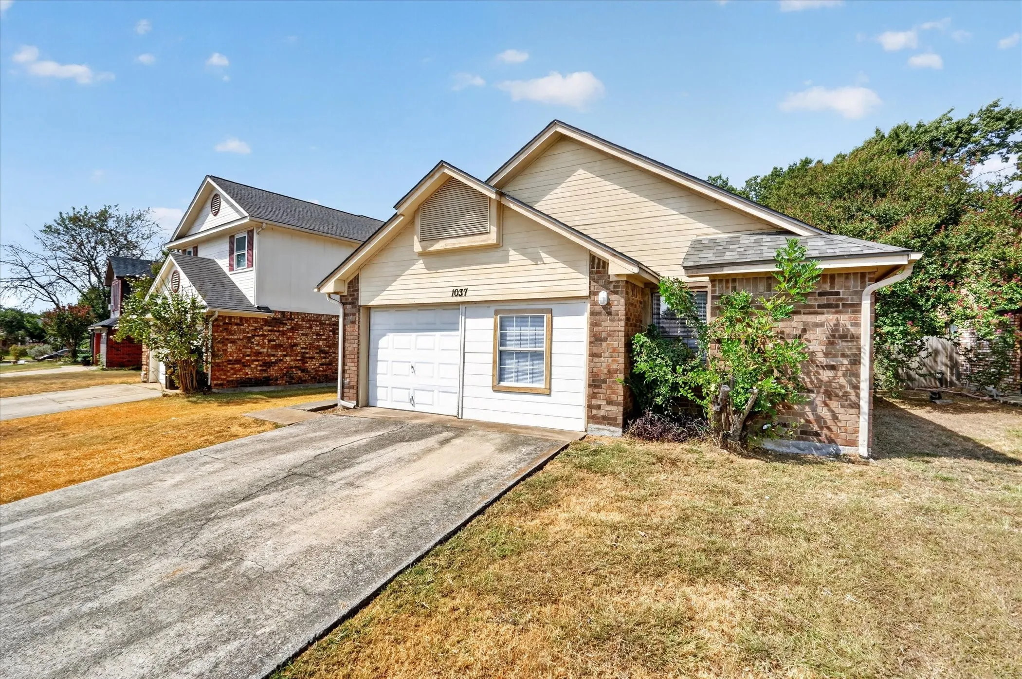 Single Family Residence For Sale in Dallas County , 1037 Garden Trail, Mesquite, Texas 75149, 3 Bedroom, 2 Bathroom, 1 Garage spaces, 1,148 Sqft, built in 1985, mls#21394961, Real Estate Agent in Mesquite, Homes For Sale in Dallas county, Homes For Sale in Mesquite, Realtor in Mesquite Texas, Real Estate Brokerage Independent Realty Texas, Luminita Cordes Realtor