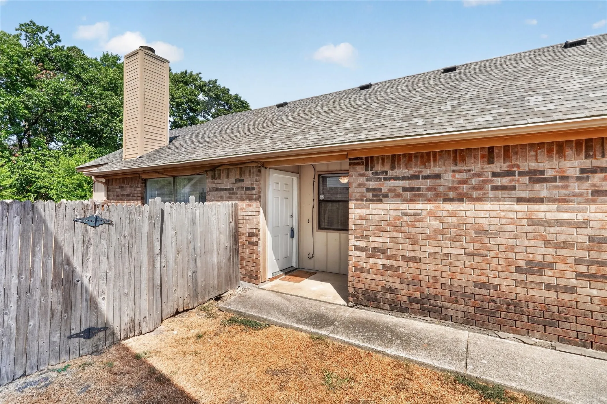 Single Family Residence For Sale in Dallas County , 1037 Garden Trail, Mesquite, Texas 75149, 3 Bedroom, 2 Bathroom, 1 Garage spaces, 1,148 Sqft, built in 1985, mls#21394961, Real Estate Agent in Mesquite, Homes For Sale in Dallas county, Homes For Sale in Mesquite, Realtor in Mesquite Texas, Real Estate Brokerage Independent Realty Texas, Luminita Cordes Realtor