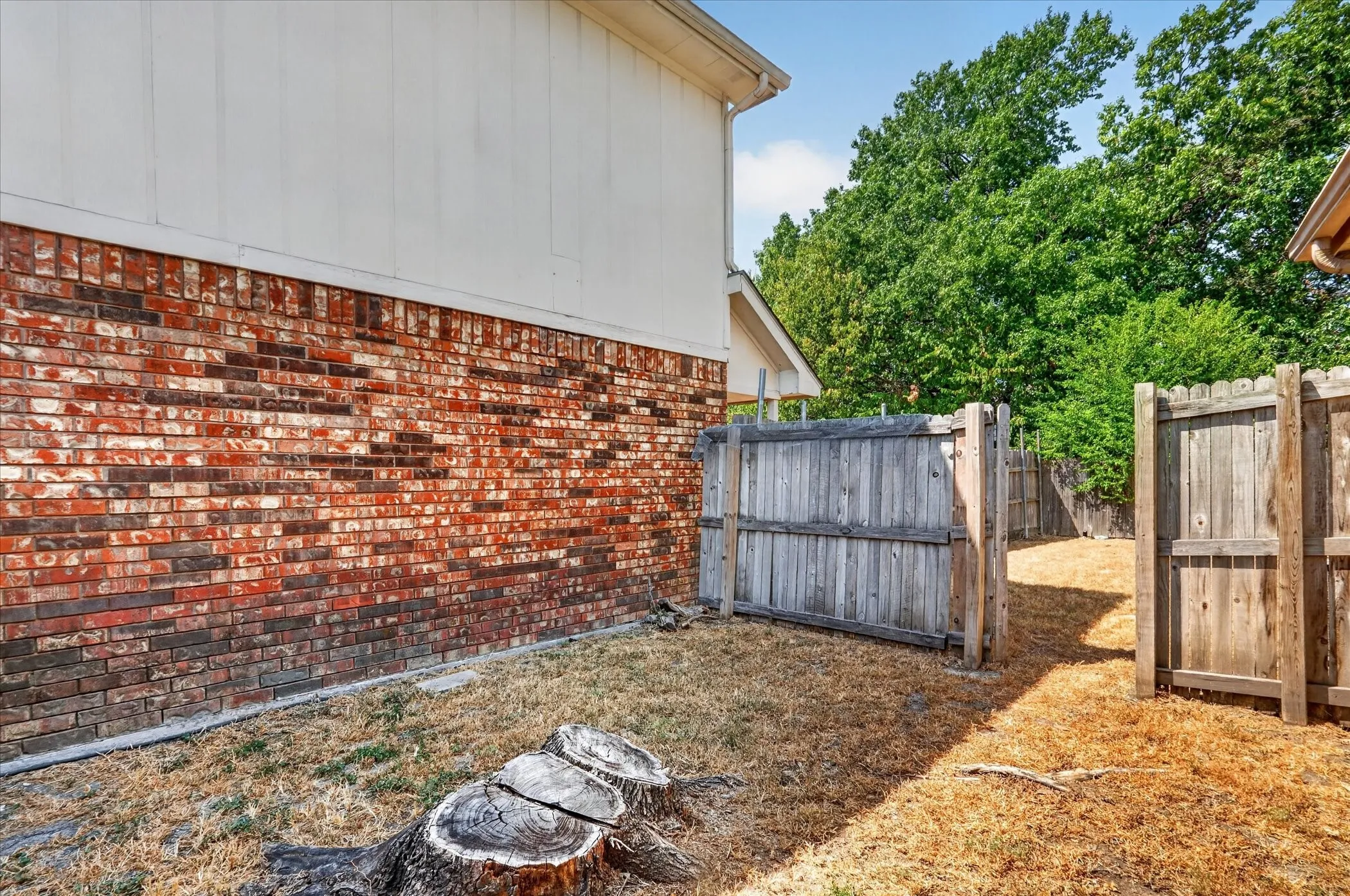 Single Family Residence For Sale in Dallas County , 1037 Garden Trail, Mesquite, Texas 75149, 3 Bedroom, 2 Bathroom, 1 Garage spaces, 1,148 Sqft, built in 1985, mls#21394961, Real Estate Agent in Mesquite, Homes For Sale in Dallas county, Homes For Sale in Mesquite, Realtor in Mesquite Texas, Real Estate Brokerage Independent Realty Texas, Luminita Cordes Realtor