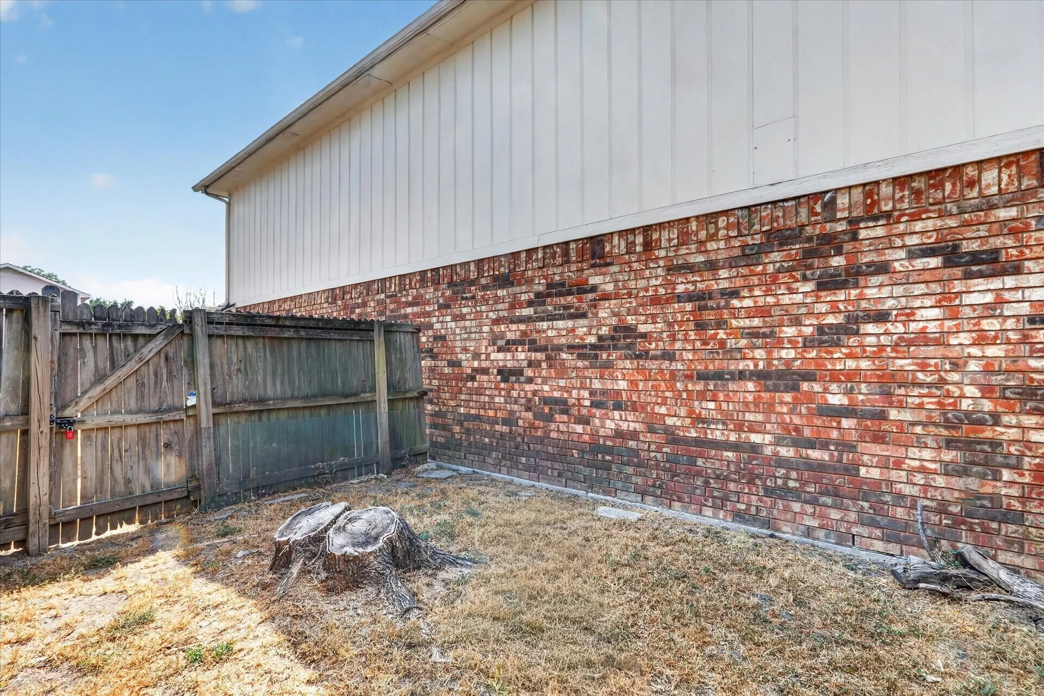 Single Family Residence For Sale in Dallas County , 1037 Garden Trail, Mesquite, Texas 75149, 3 Bedroom, 2 Bathroom, 1 Garage spaces, 1,148 Sqft, built in 1985, mls#21394961, Real Estate Agent in Mesquite, Homes For Sale in Dallas county, Homes For Sale in Mesquite, Realtor in Mesquite Texas, Real Estate Brokerage Independent Realty Texas, Luminita Cordes Realtor