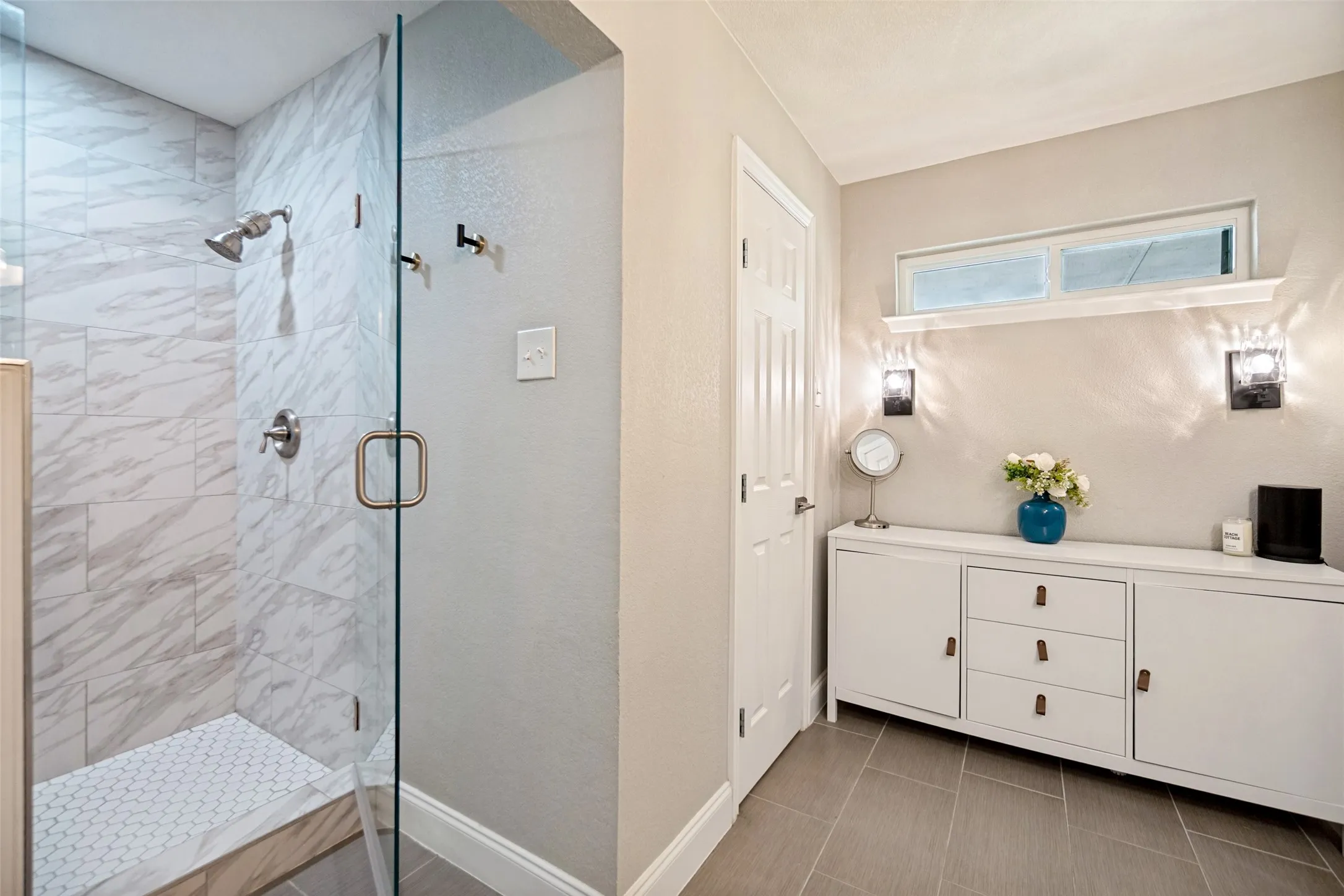 Hall bath
