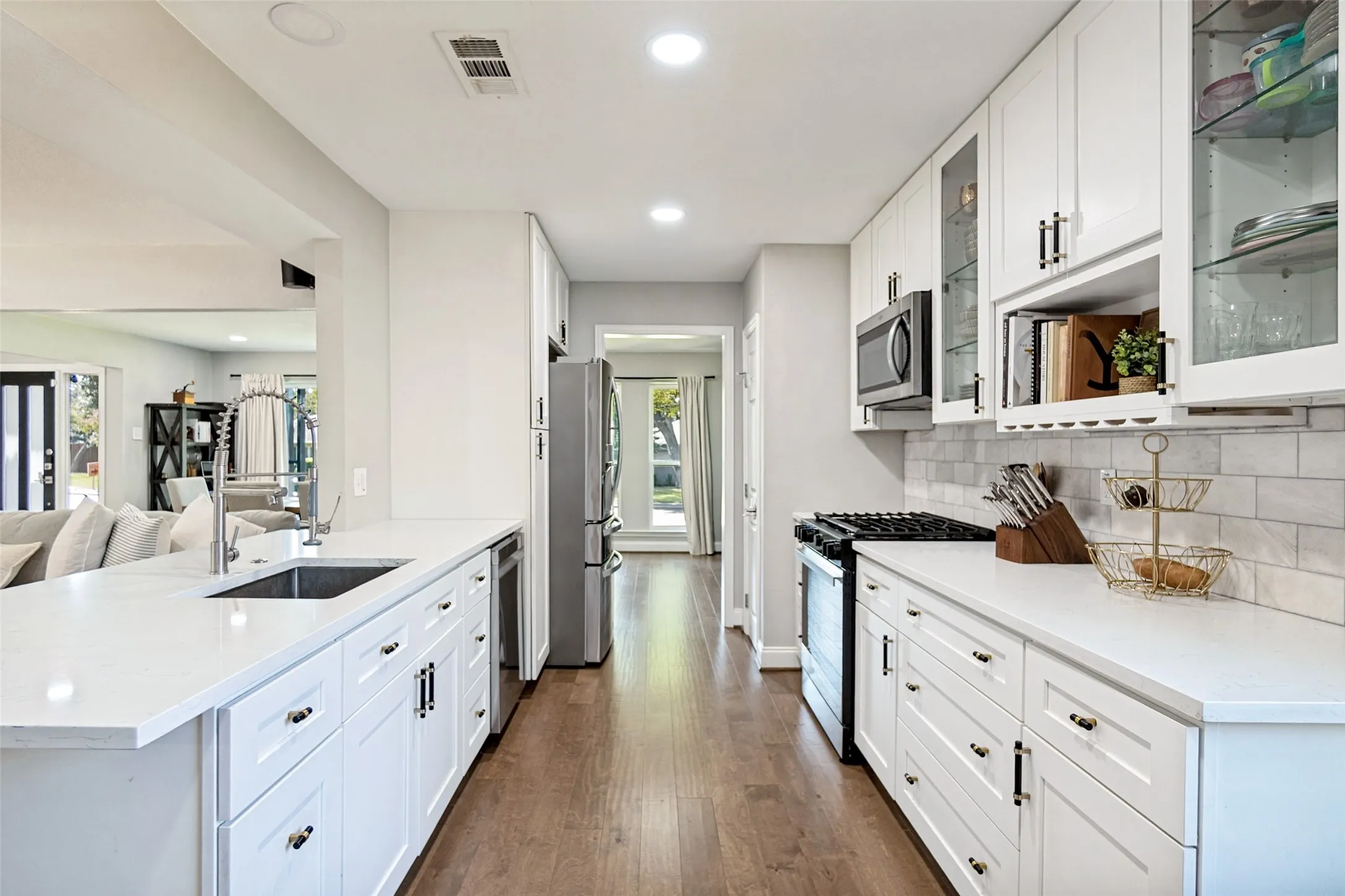 Single Family Residence For Sale in Dallas County , 4137 Candlenut Lane, Dallas, Texas 75244, 4 Bedroom, 3 Bathroom, 2 Garage spaces, 2,254 Sqft, built in 1968, mls#21395670, Real Estate Agent in Dallas, Homes For Sale in Dallas county, Homes For Sale in Dallas, Realtor in Dallas Texas, Real Estate Brokerage Independent Realty Texas, Luminita Cordes Realtor