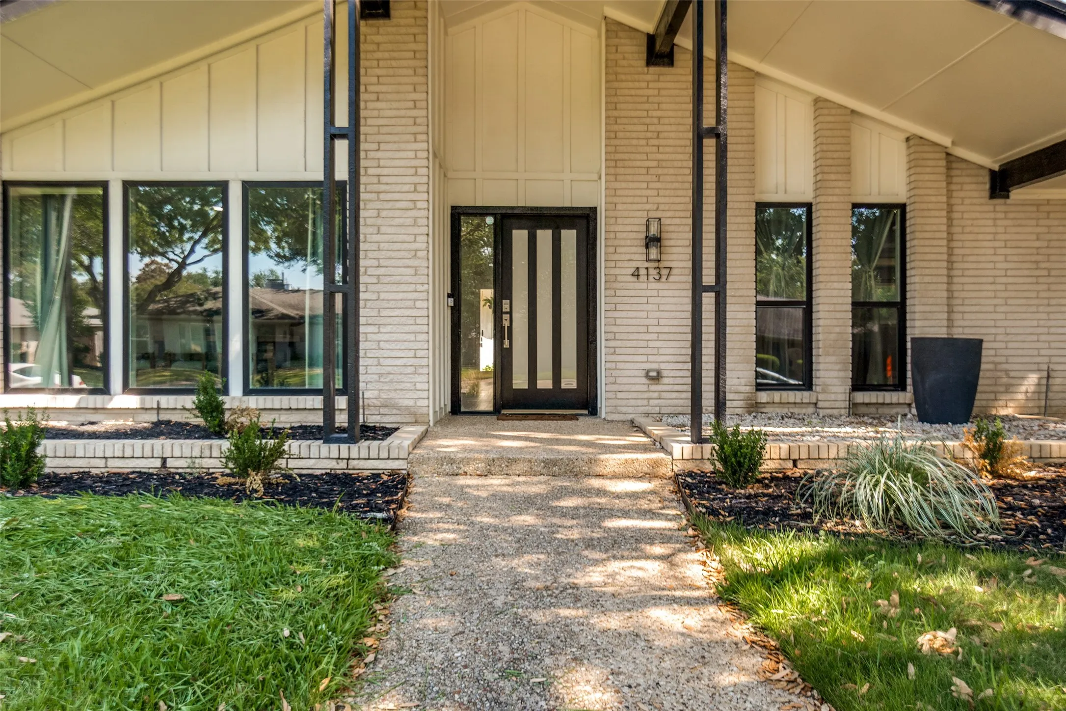 Single Family Residence For Sale in Dallas County , 4137 Candlenut Lane, Dallas, Texas 75244, 4 Bedroom, 3 Bathroom, 2 Garage spaces, 2,254 Sqft, built in 1968, mls#21395670, Real Estate Agent in Dallas, Homes For Sale in Dallas county, Homes For Sale in Dallas, Realtor in Dallas Texas, Real Estate Brokerage Independent Realty Texas, Luminita Cordes Realtor