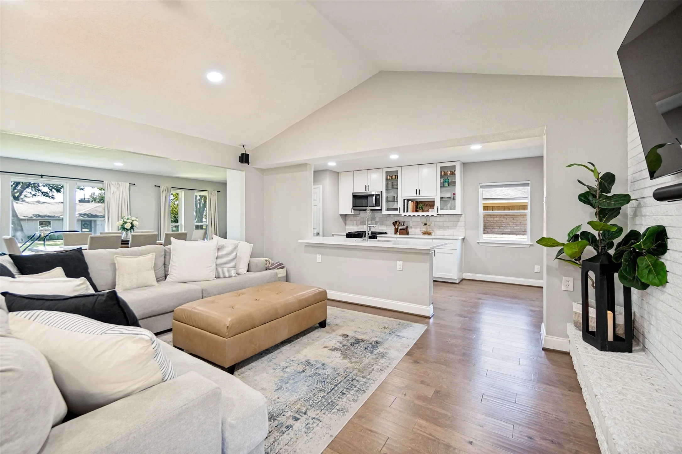 Single Family Residence For Sale in Dallas County , 4137 Candlenut Lane, Dallas, Texas 75244, 4 Bedroom, 3 Bathroom, 2 Garage spaces, 2,254 Sqft, built in 1968, mls#21395670, Real Estate Agent in Dallas, Homes For Sale in Dallas county, Homes For Sale in Dallas, Realtor in Dallas Texas, Real Estate Brokerage Independent Realty Texas, Luminita Cordes Realtor