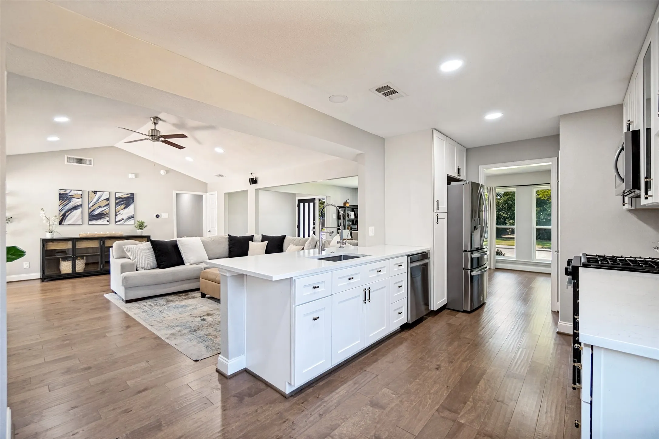 Single Family Residence For Sale in Dallas County , 4137 Candlenut Lane, Dallas, Texas 75244, 4 Bedroom, 3 Bathroom, 2 Garage spaces, 2,254 Sqft, built in 1968, mls#21395670, Real Estate Agent in Dallas, Homes For Sale in Dallas county, Homes For Sale in Dallas, Realtor in Dallas Texas, Real Estate Brokerage Independent Realty Texas, Luminita Cordes Realtor