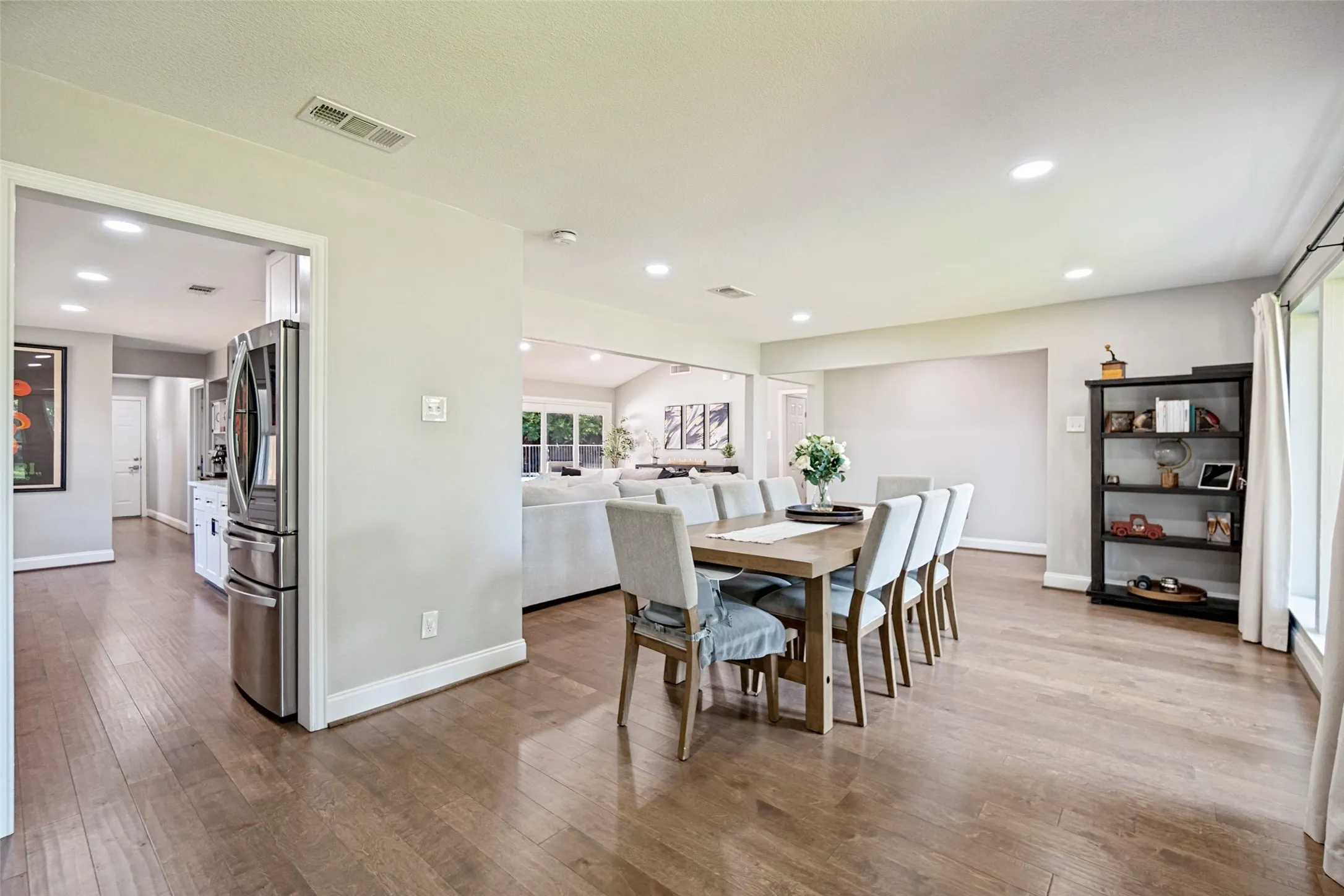 Single Family Residence For Sale in Dallas County , 4137 Candlenut Lane, Dallas, Texas 75244, 4 Bedroom, 3 Bathroom, 2 Garage spaces, 2,254 Sqft, built in 1968, mls#21395670, Real Estate Agent in Dallas, Homes For Sale in Dallas county, Homes For Sale in Dallas, Realtor in Dallas Texas, Real Estate Brokerage Independent Realty Texas, Luminita Cordes Realtor