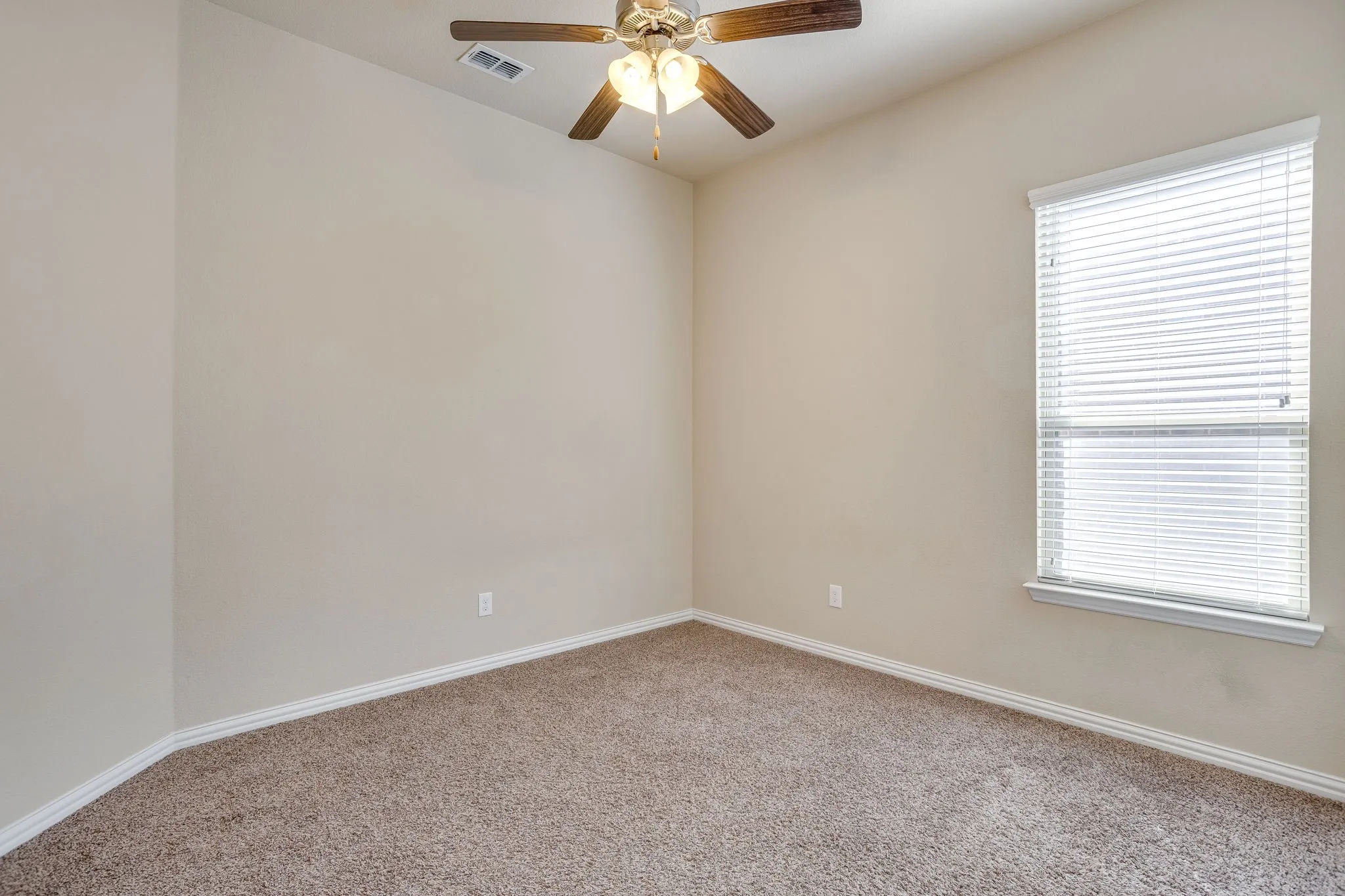 Single Family Residence For Rent in Parker County , 105 Mineral Point Drive, Aledo, Texas 76008, 3 Bedroom, 2 Bathroom, 2 Garage spaces, 1,849 Sqft, built in 2017, mls#21395868, Real Estate Agent in Aledo, Homes For Rent in Parker county, Homes For Rent in Aledo, Realtor in Aledo Texas, Real Estate Brokerage Independent Realty Texas, Luminita Cordes Realtor