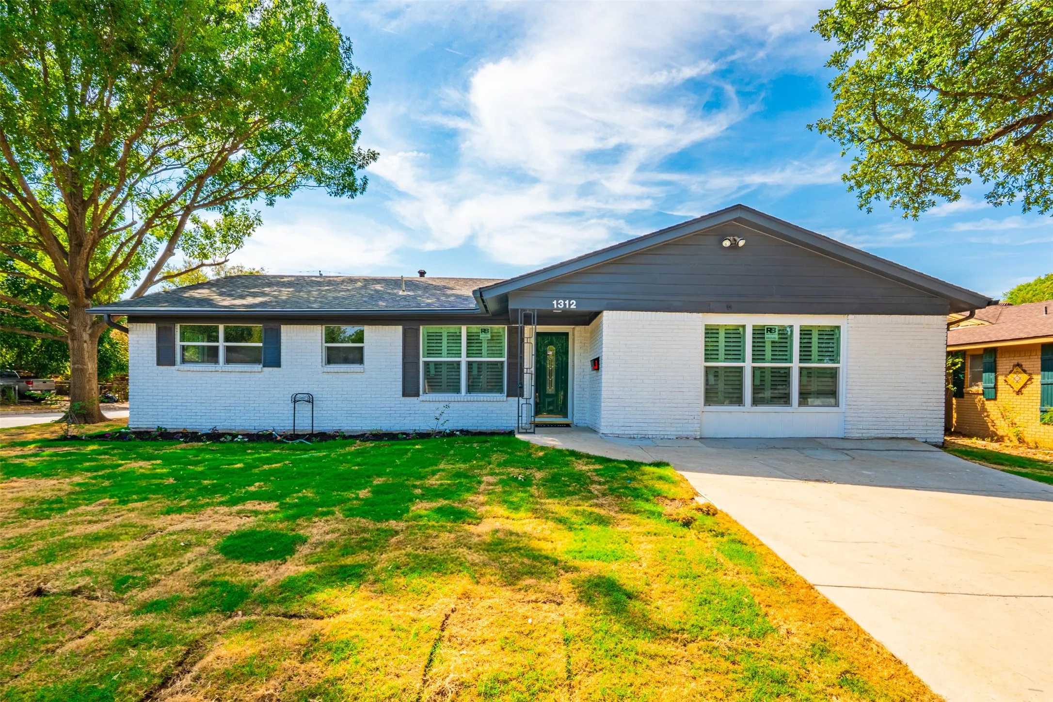 Single Family Residence For Sale in Tarrant County , 1312 E Mitchell Street, Arlington, Texas 76010, 3 Bedroom, 2 Bathroom, Garage spaces, 1,700 Sqft, built in 1958, mls#21395798, Real Estate Agent in Arlington, Homes For Sale in Tarrant county, Homes For Sale in Arlington, Realtor in Arlington Texas, Real Estate Brokerage Independent Realty Texas, Luminita Cordes Realtor
