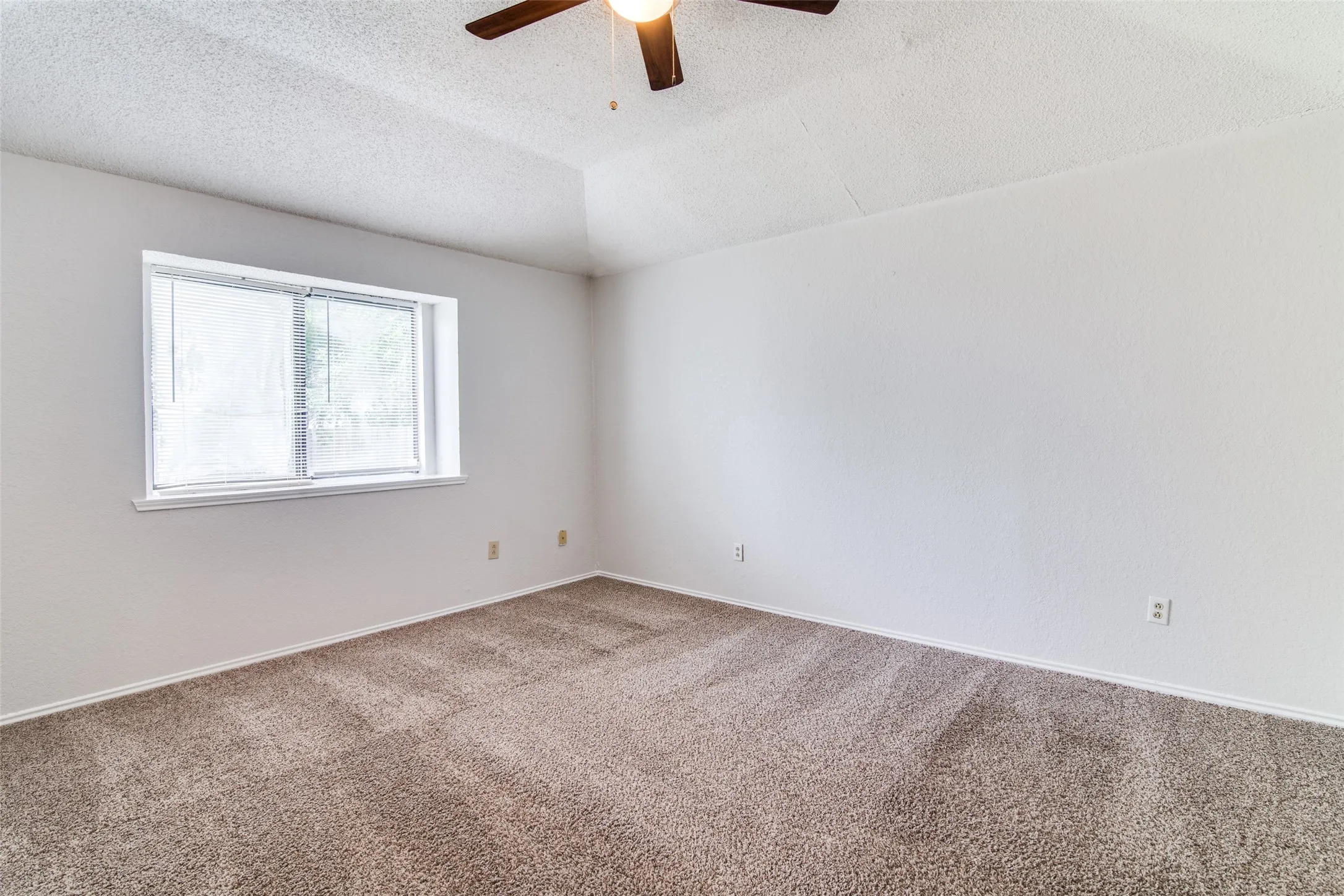 Vaulted ceiling with a ceiling fan