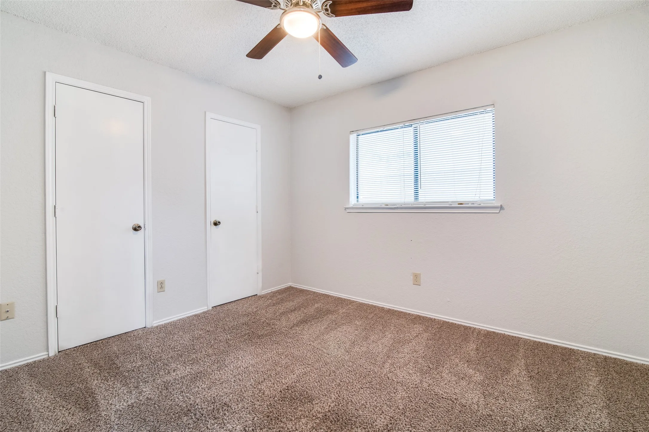 Recessed window with horizontal blinds