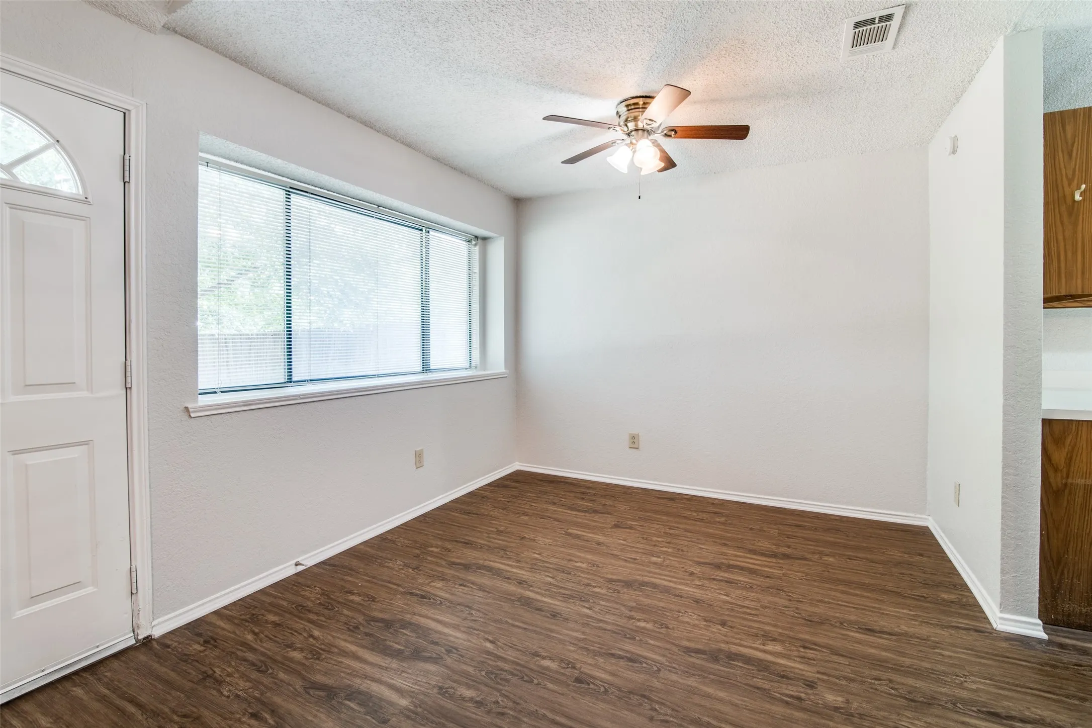Single Family Residence For Sale in Dallas County , 3021 Colony Drive, Mesquite, Texas 75150, 3 Bedroom, 2 Bathroom, 2 Garage spaces, 1,673 Sqft, built in 1984, mls#21395900, Real Estate Agent in Mesquite, Homes For Sale in Dallas county, Homes For Sale in Mesquite, Realtor in Mesquite Texas, Real Estate Brokerage Independent Realty Texas, Luminita Cordes Realtor