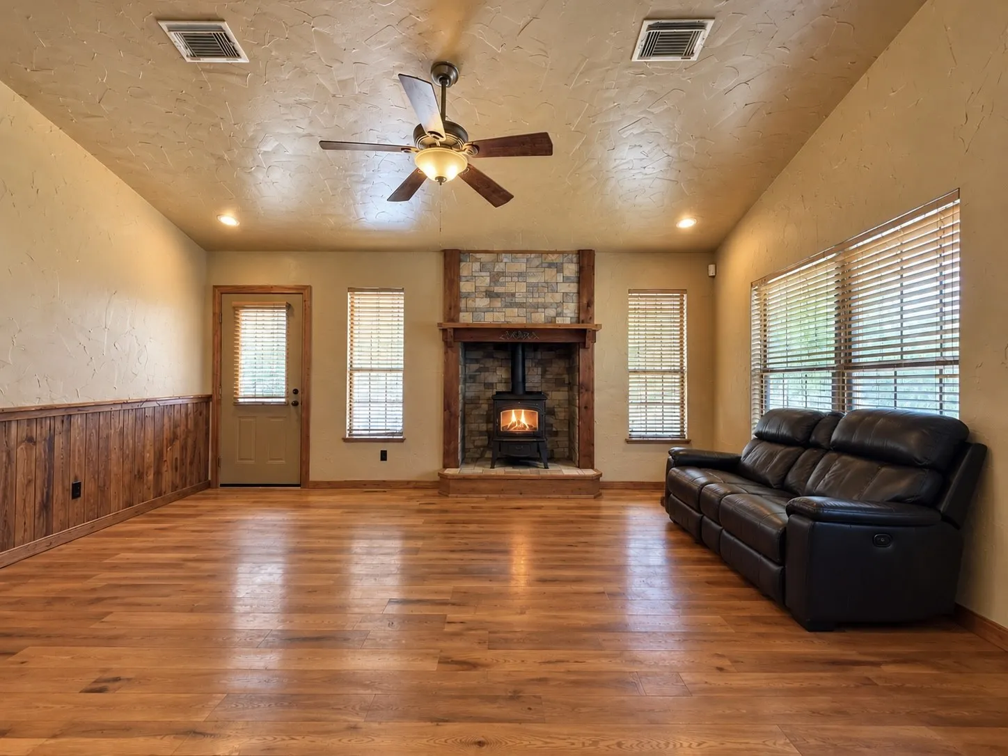 Single Family Residence For Sale in Hunt County , 1420 Arrowhead Drive, West Tawakoni, Texas 75474, 2 Bedroom, 2 Bathroom, Garage spaces, 1,200 Sqft, built in 2002, mls#21394892, Real Estate Agent in West Tawakoni, Homes For Sale in Hunt county, Homes For Sale in West Tawakoni, Realtor in West Tawakoni Texas, Real Estate Brokerage Independent Realty Texas, Luminita Cordes Realtor