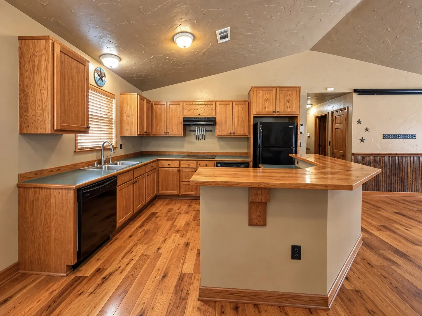 Single Family Residence For Sale in Hunt County , 1420 Arrowhead Drive, West Tawakoni, Texas 75474, 2 Bedroom, 2 Bathroom, Garage spaces, 1,200 Sqft, built in 2002, mls#21394892, Real Estate Agent in West Tawakoni, Homes For Sale in Hunt county, Homes For Sale in West Tawakoni, Realtor in West Tawakoni Texas, Real Estate Brokerage Independent Realty Texas, Luminita Cordes Realtor