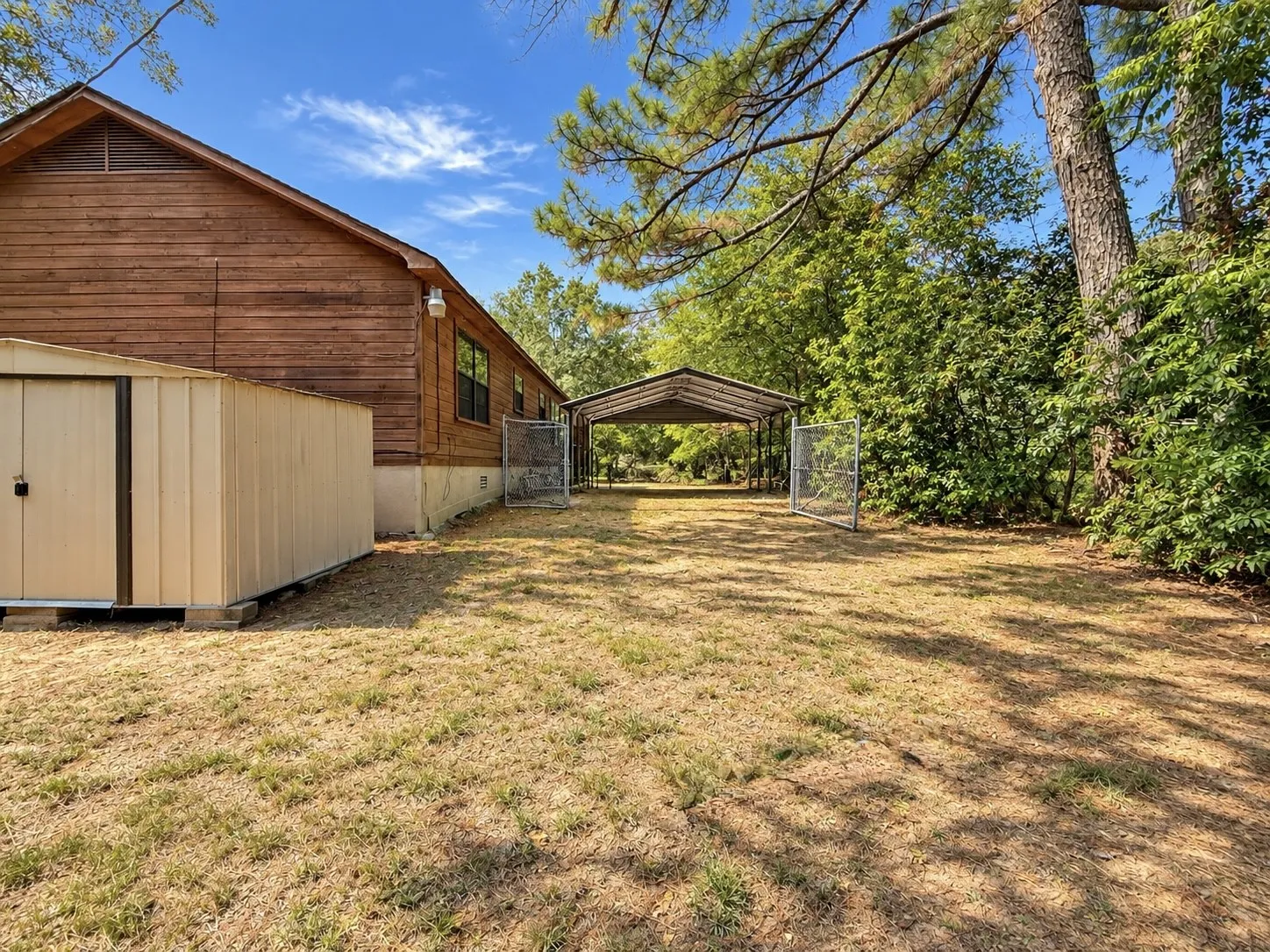 Single Family Residence For Sale in Hunt County , 1420 Arrowhead Drive, West Tawakoni, Texas 75474, 2 Bedroom, 2 Bathroom, Garage spaces, 1,200 Sqft, built in 2002, mls#21394892, Real Estate Agent in West Tawakoni, Homes For Sale in Hunt county, Homes For Sale in West Tawakoni, Realtor in West Tawakoni Texas, Real Estate Brokerage Independent Realty Texas, Luminita Cordes Realtor