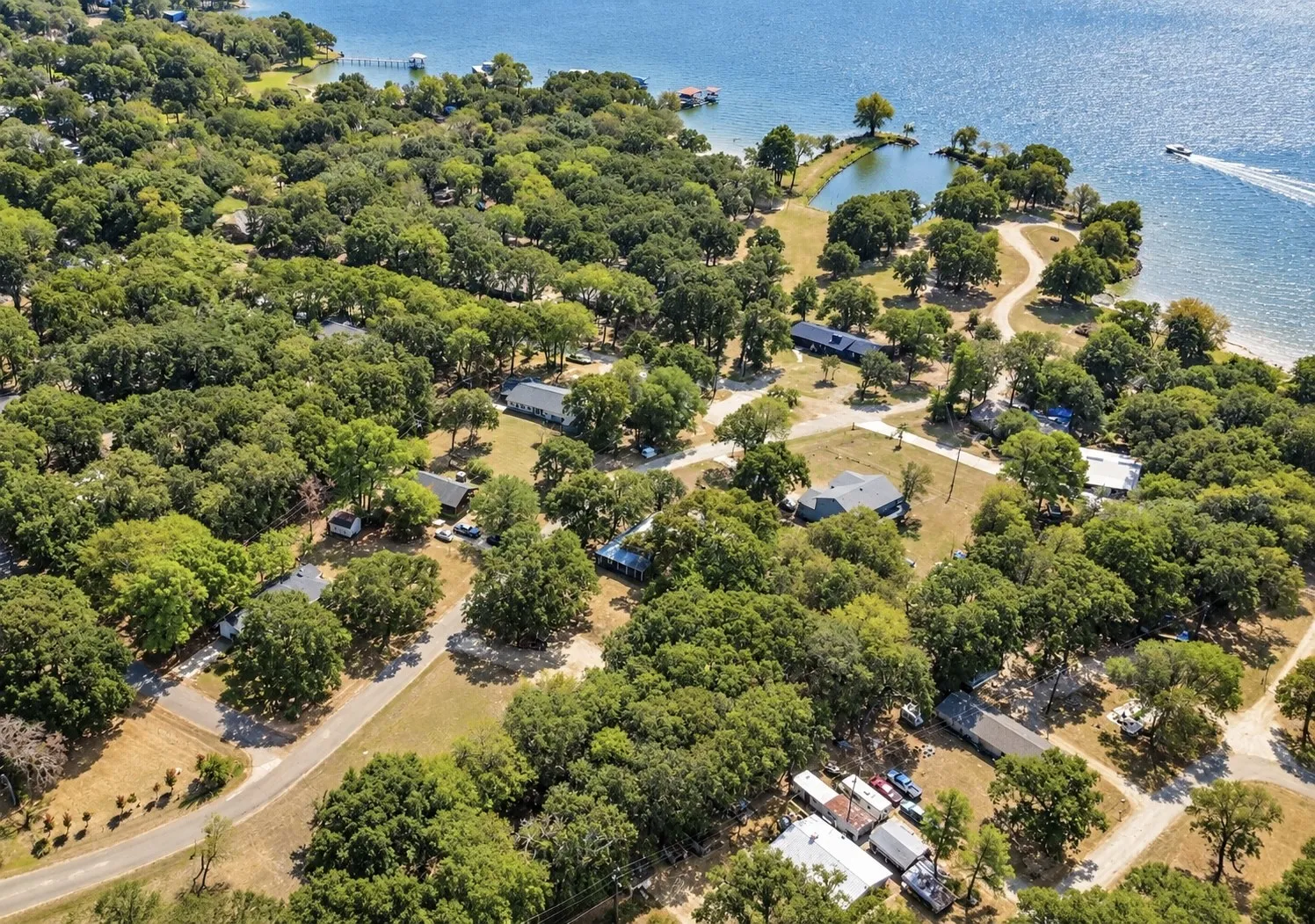 Single Family Residence For Sale in Hunt County , 1420 Arrowhead Drive, West Tawakoni, Texas 75474, 2 Bedroom, 2 Bathroom, Garage spaces, 1,200 Sqft, built in 2002, mls#21394892, Real Estate Agent in West Tawakoni, Homes For Sale in Hunt county, Homes For Sale in West Tawakoni, Realtor in West Tawakoni Texas, Real Estate Brokerage Independent Realty Texas, Luminita Cordes Realtor