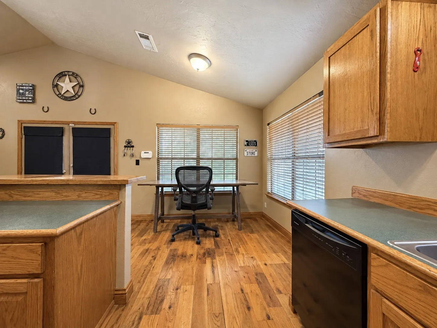 Single Family Residence For Sale in Hunt County , 1420 Arrowhead Drive, West Tawakoni, Texas 75474, 2 Bedroom, 2 Bathroom, Garage spaces, 1,200 Sqft, built in 2002, mls#21394892, Real Estate Agent in West Tawakoni, Homes For Sale in Hunt county, Homes For Sale in West Tawakoni, Realtor in West Tawakoni Texas, Real Estate Brokerage Independent Realty Texas, Luminita Cordes Realtor