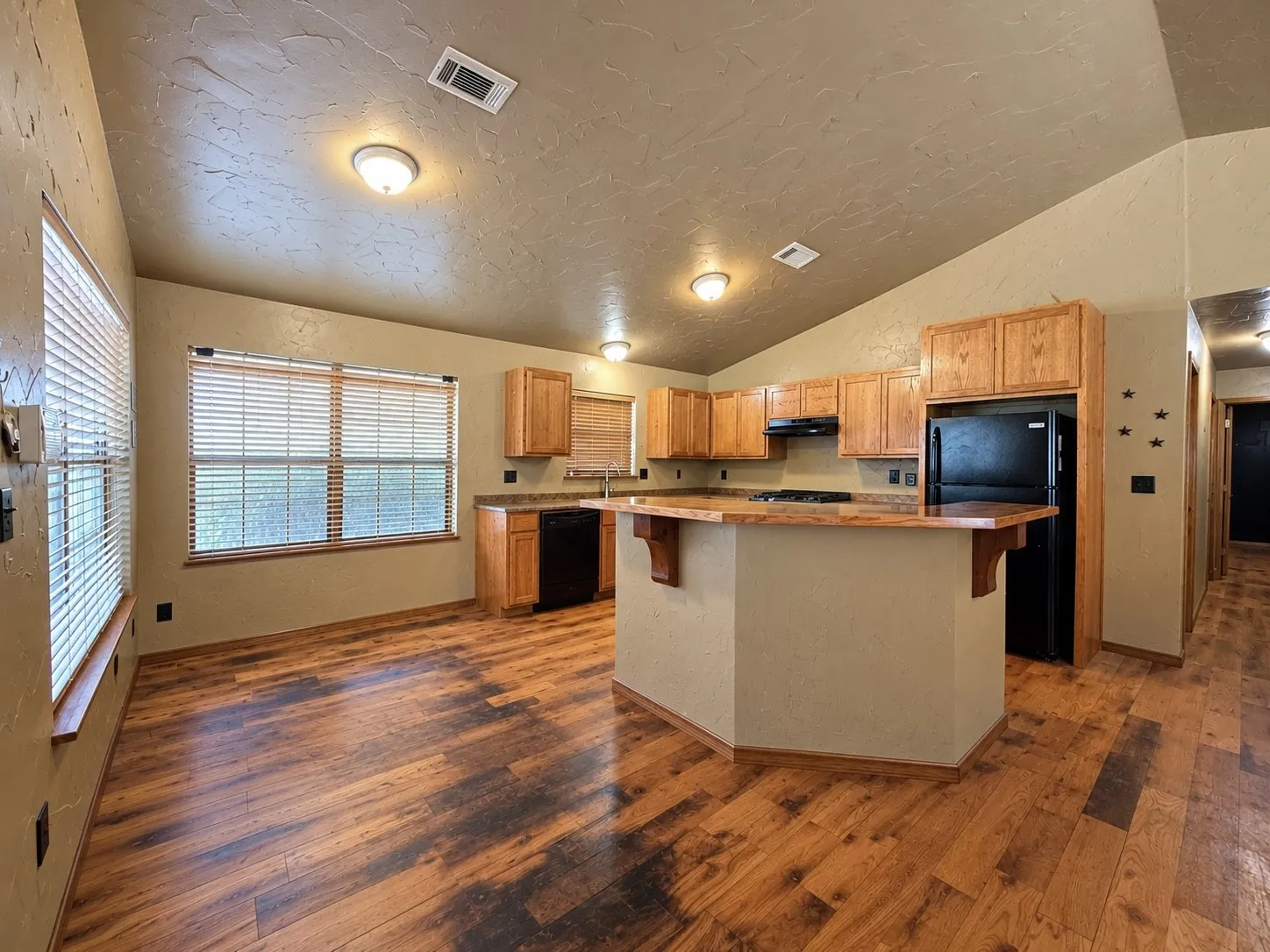 Single Family Residence For Sale in Hunt County , 1420 Arrowhead Drive, West Tawakoni, Texas 75474, 2 Bedroom, 2 Bathroom, Garage spaces, 1,200 Sqft, built in 2002, mls#21394892, Real Estate Agent in West Tawakoni, Homes For Sale in Hunt county, Homes For Sale in West Tawakoni, Realtor in West Tawakoni Texas, Real Estate Brokerage Independent Realty Texas, Luminita Cordes Realtor