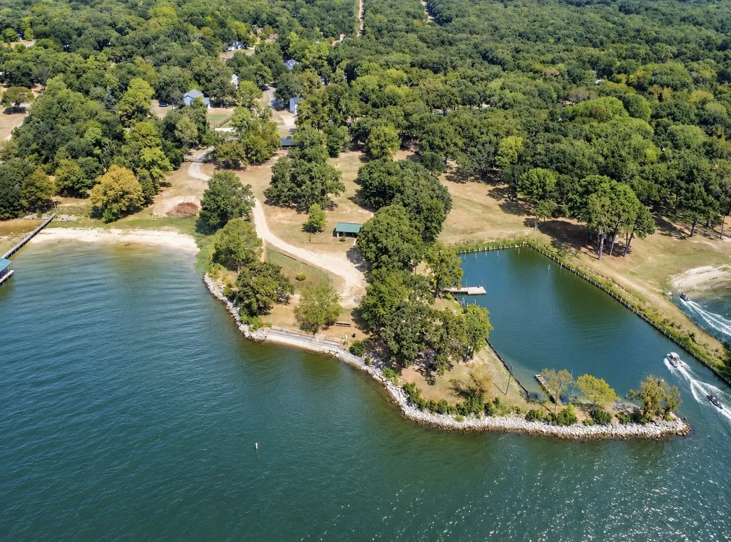 Single Family Residence For Sale in Hunt County , 1420 Arrowhead Drive, West Tawakoni, Texas 75474, 2 Bedroom, 2 Bathroom, Garage spaces, 1,200 Sqft, built in 2002, mls#21394892, Real Estate Agent in West Tawakoni, Homes For Sale in Hunt county, Homes For Sale in West Tawakoni, Realtor in West Tawakoni Texas, Real Estate Brokerage Independent Realty Texas, Luminita Cordes Realtor