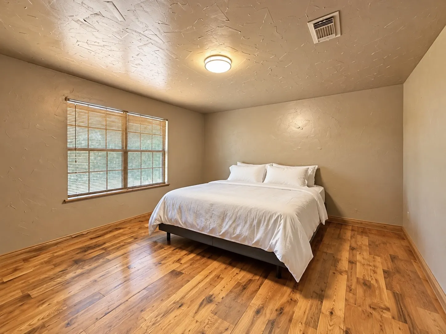 Single Family Residence For Sale in Hunt County , 1420 Arrowhead Drive, West Tawakoni, Texas 75474, 2 Bedroom, 2 Bathroom, Garage spaces, 1,200 Sqft, built in 2002, mls#21394892, Real Estate Agent in West Tawakoni, Homes For Sale in Hunt county, Homes For Sale in West Tawakoni, Realtor in West Tawakoni Texas, Real Estate Brokerage Independent Realty Texas, Luminita Cordes Realtor