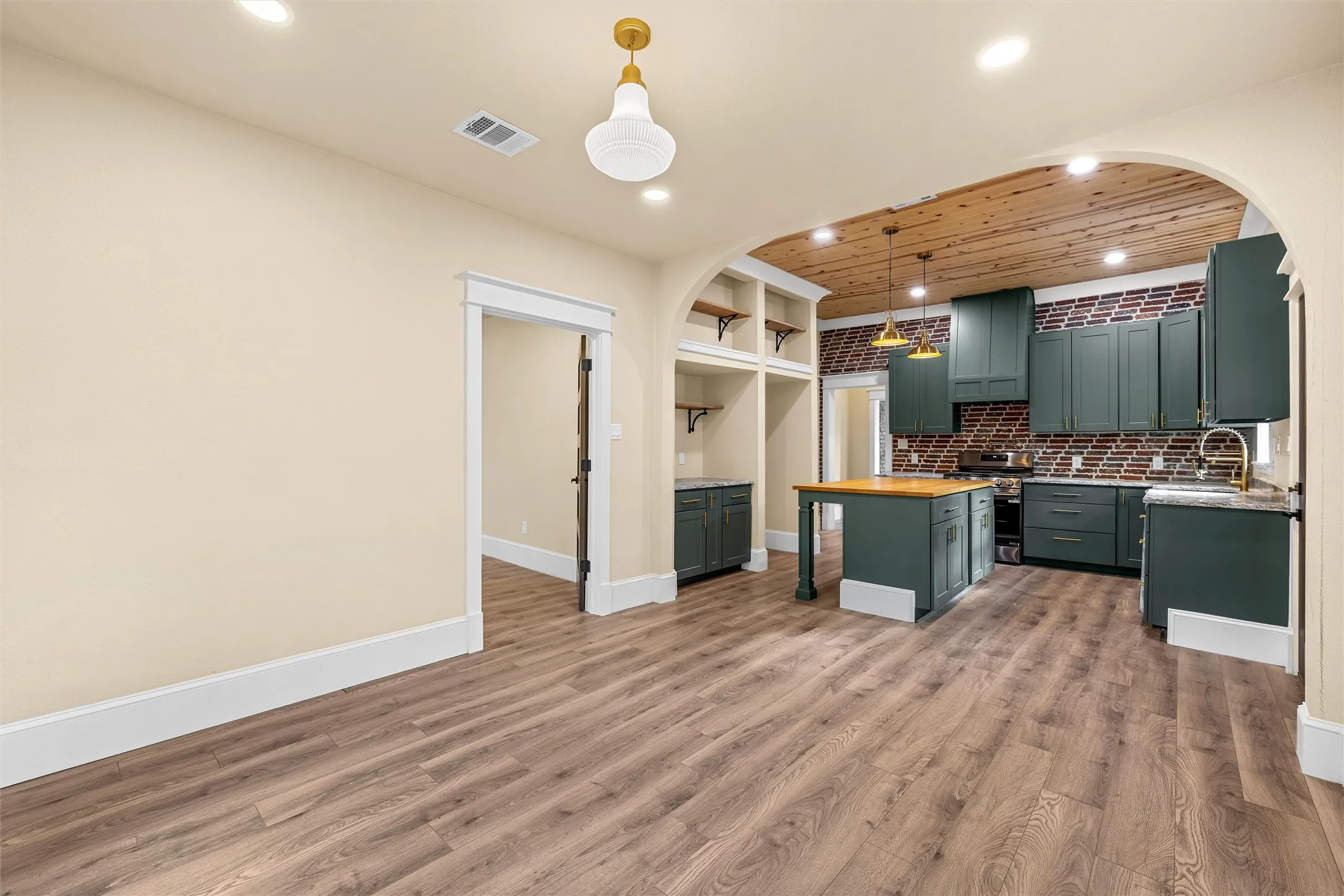 Single Family Residence For Sale in Mc Lennan County , 716 N 14th Street, Waco, Texas 76707, 5 Bedroom, 3 Bathroom, Garage spaces, 2,020 Sqft, built in 1930, mls#21394816, Real Estate Agent in Waco, Homes For Sale in Mc Lennan county, Homes For Sale in Waco, Realtor in Waco Texas, Real Estate Brokerage Independent Realty Texas, Luminita Cordes Realtor