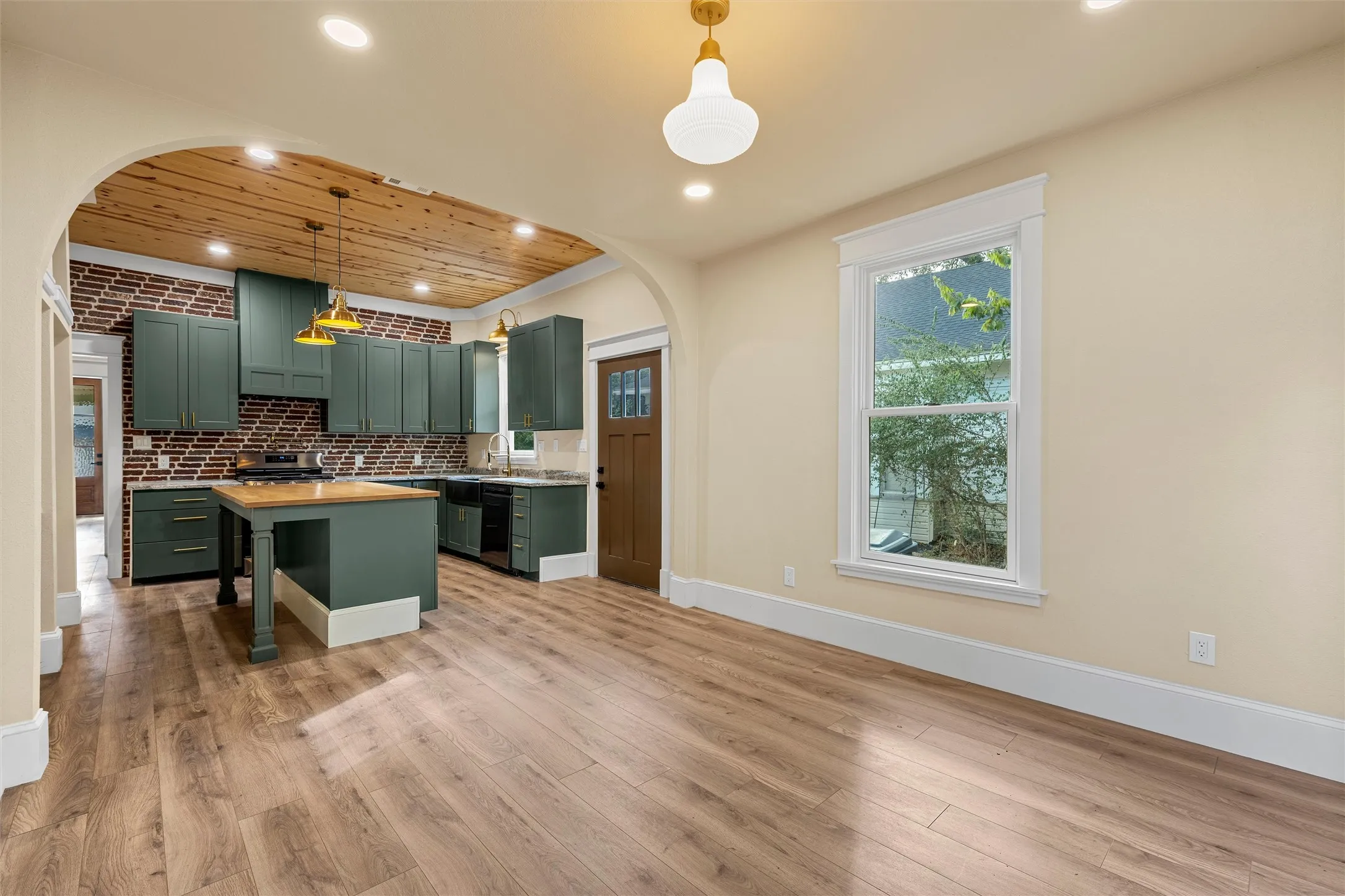 Single Family Residence For Sale in Mc Lennan County , 716 N 14th Street, Waco, Texas 76707, 5 Bedroom, 3 Bathroom, Garage spaces, 2,020 Sqft, built in 1930, mls#21394816, Real Estate Agent in Waco, Homes For Sale in Mc Lennan county, Homes For Sale in Waco, Realtor in Waco Texas, Real Estate Brokerage Independent Realty Texas, Luminita Cordes Realtor