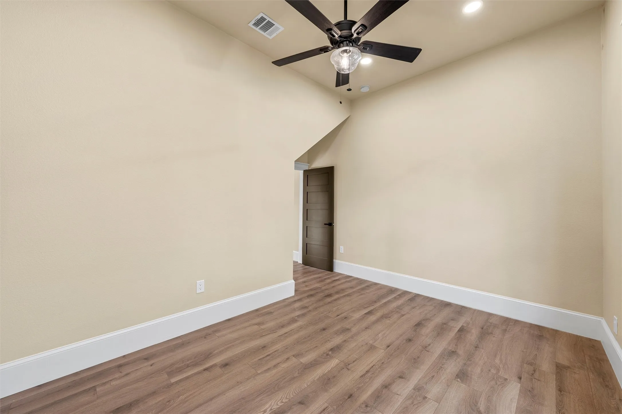 Single Family Residence For Sale in Mc Lennan County , 716 N 14th Street, Waco, Texas 76707, 5 Bedroom, 3 Bathroom, Garage spaces, 2,020 Sqft, built in 1930, mls#21394816, Real Estate Agent in Waco, Homes For Sale in Mc Lennan county, Homes For Sale in Waco, Realtor in Waco Texas, Real Estate Brokerage Independent Realty Texas, Luminita Cordes Realtor