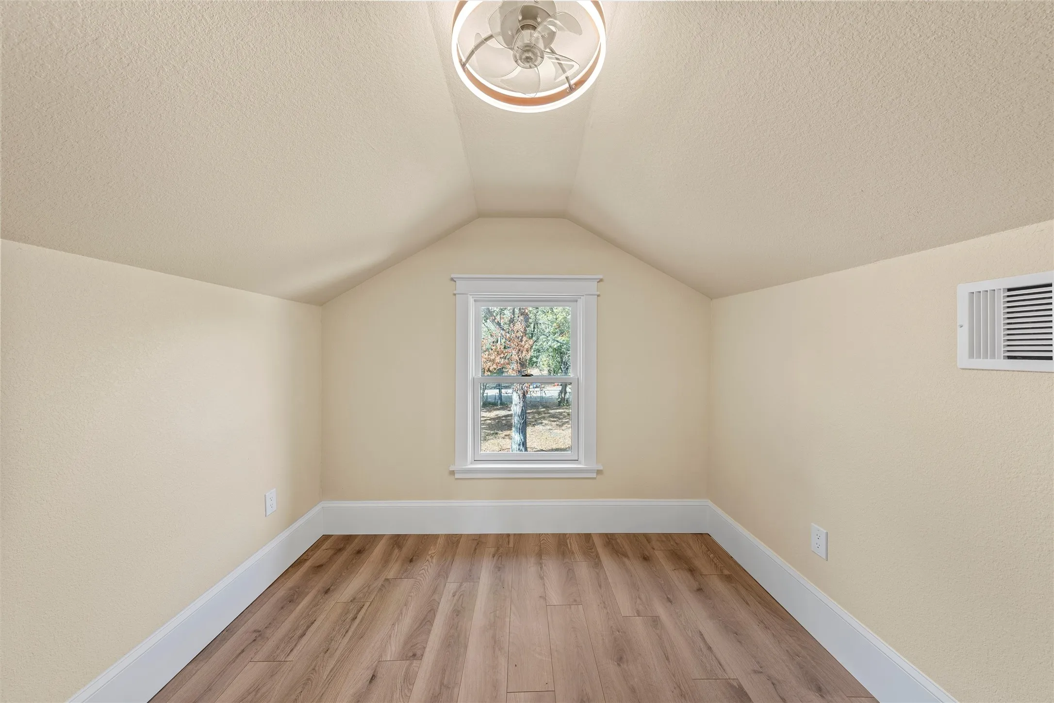 Single Family Residence For Sale in Mc Lennan County , 716 N 14th Street, Waco, Texas 76707, 5 Bedroom, 3 Bathroom, Garage spaces, 2,020 Sqft, built in 1930, mls#21394816, Real Estate Agent in Waco, Homes For Sale in Mc Lennan county, Homes For Sale in Waco, Realtor in Waco Texas, Real Estate Brokerage Independent Realty Texas, Luminita Cordes Realtor