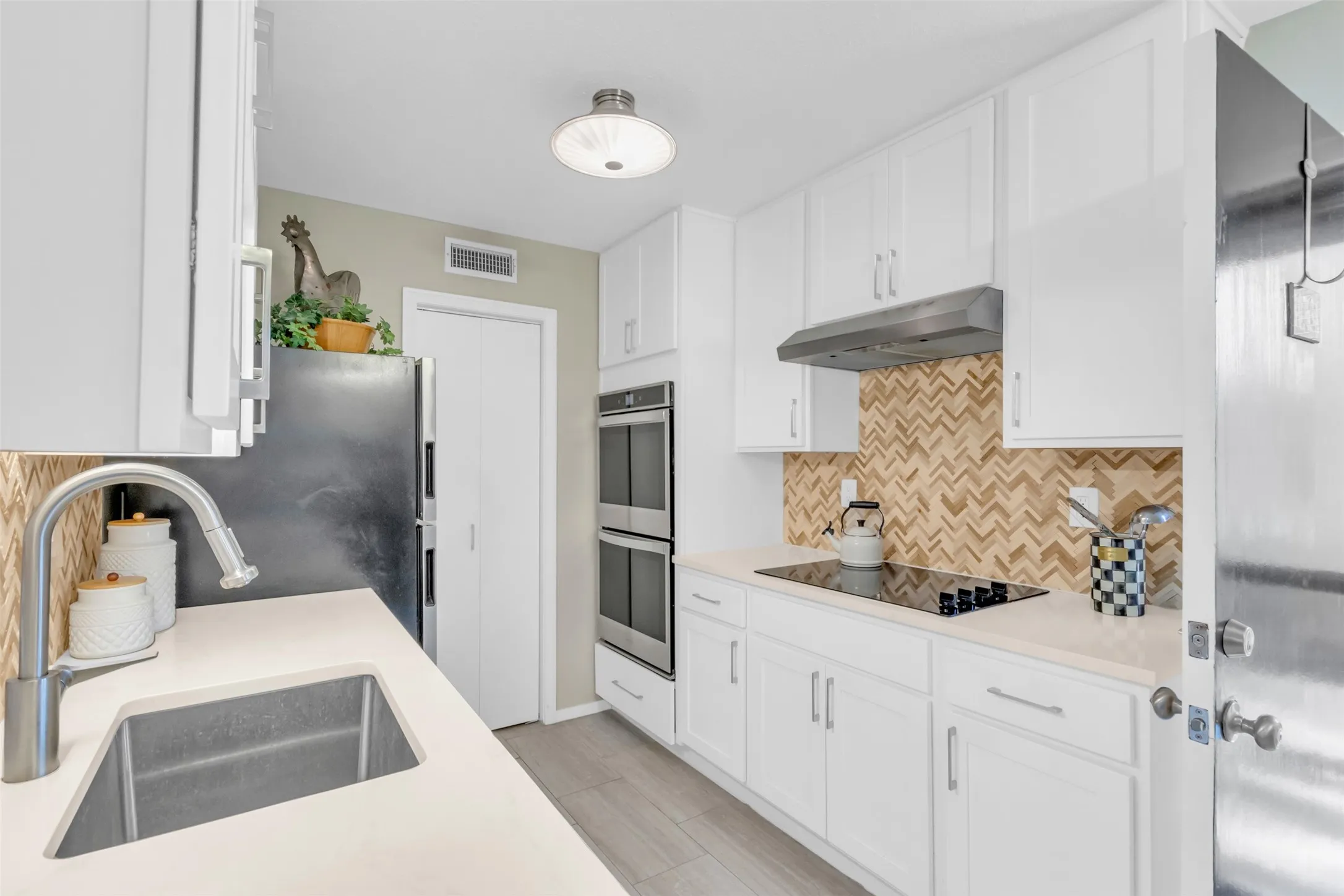 Condominium For Rent in Dallas County , 10763 Villager Road A, Dallas, Texas 75230, 2 Bedroom, 2 Bathroom, Garage spaces, 977 Sqft, built in 1969, mls#21395964, Real Estate Agent in Dallas, Homes For Rent in Dallas county, Homes For Rent in Dallas, Realtor in Dallas Texas, Real Estate Brokerage Independent Realty Texas, Luminita Cordes Realtor
