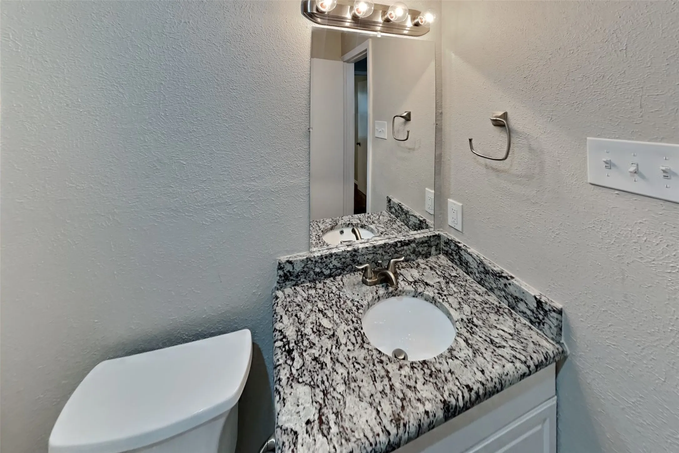 Single Family Residence For Rent in Collin County , 3905 Branch Hollow Drive, Plano, Texas 75023, 3 Bedroom, 2 Bathroom, 2 Garage spaces, 1,544 Sqft, built in 1974, mls#21395954, Real Estate Agent in Plano, Homes For Rent in Collin county, Homes For Rent in Plano, Realtor in Plano Texas, Real Estate Brokerage Independent Realty Texas, Luminita Cordes Realtor