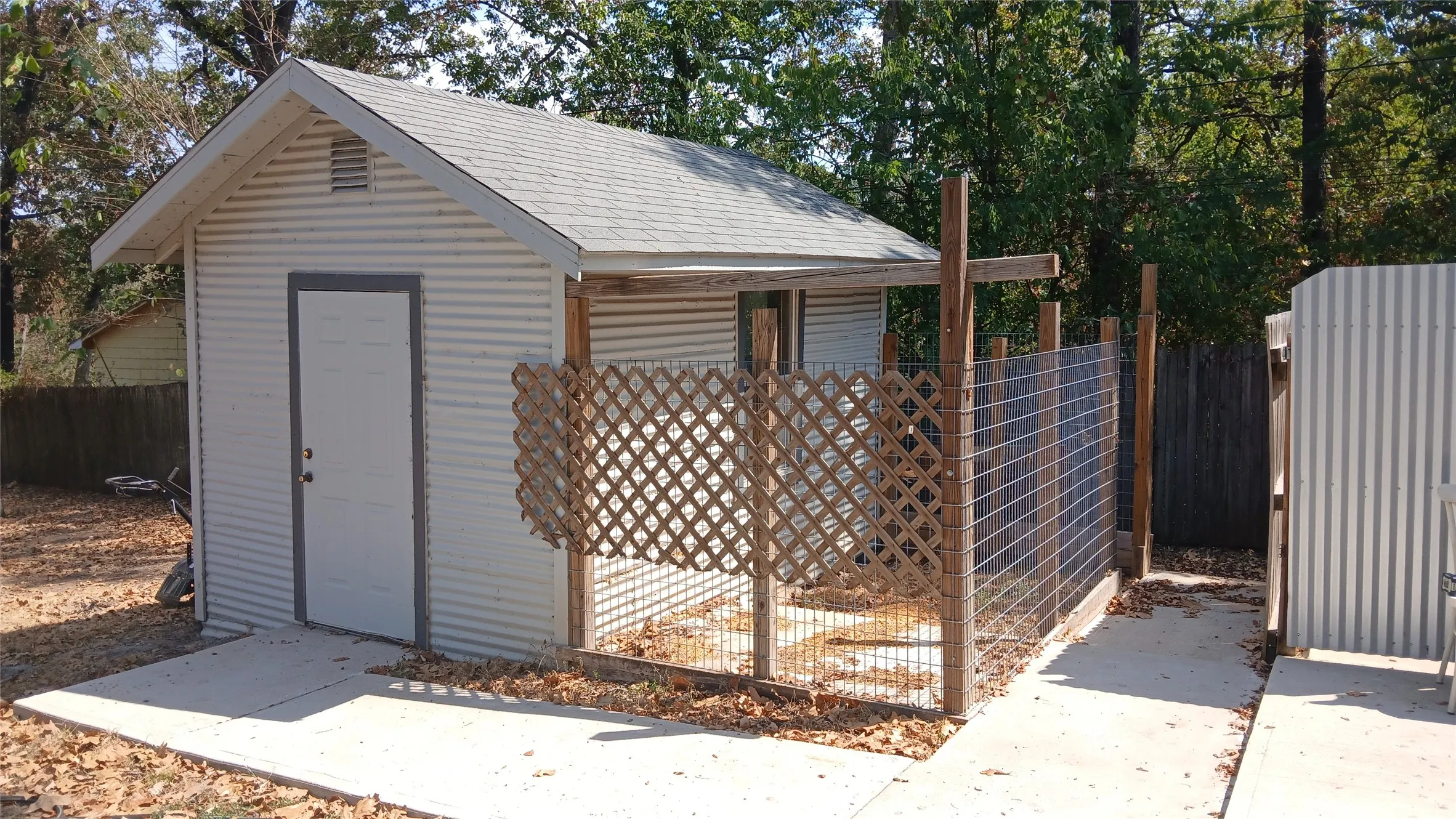 Single Family Residence For Rent in Henderson County , 630 CEDARCREST Drive, Tool, Texas 75143, 3 Bedroom, 2 Bathroom, 2 Garage spaces, 1,553 Sqft, built in 1986, mls#21395965, Real Estate Agent in Tool, Homes For Rent in Henderson county, Homes For Rent in Tool, Realtor in Tool Texas, Real Estate Brokerage Independent Realty Texas, Luminita Cordes Realtor