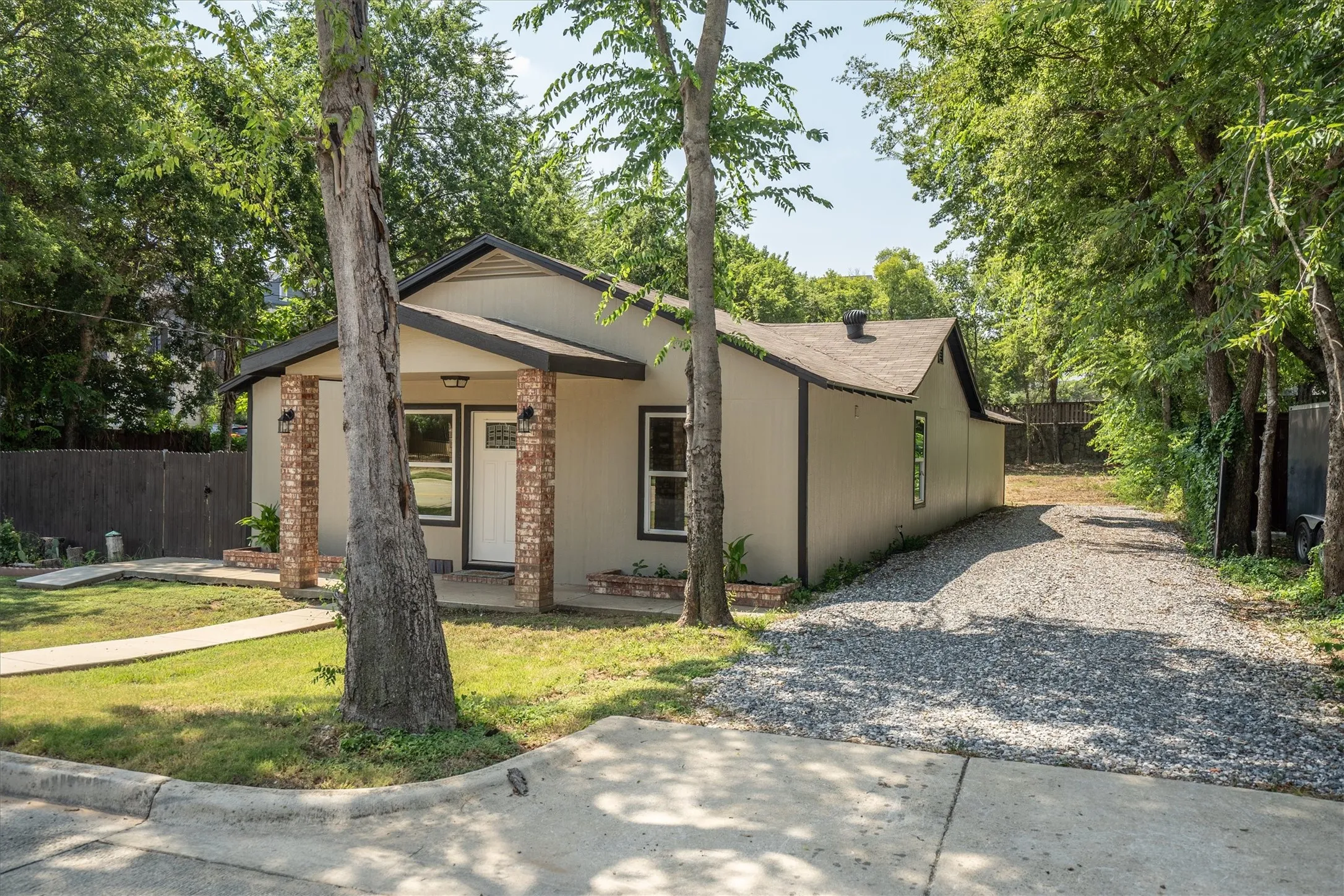 Single Family Residence For Rent in Denton County , 112 Inman Street, Denton, Texas 76205, 3 Bedroom, 2 Bathroom, Garage spaces, 1,520 Sqft, built in 1950, mls#21395628, Real Estate Agent in Denton, Homes For Rent in Denton county, Homes For Rent in Denton, Realtor in Denton Texas, Real Estate Brokerage Independent Realty Texas, Luminita Cordes Realtor