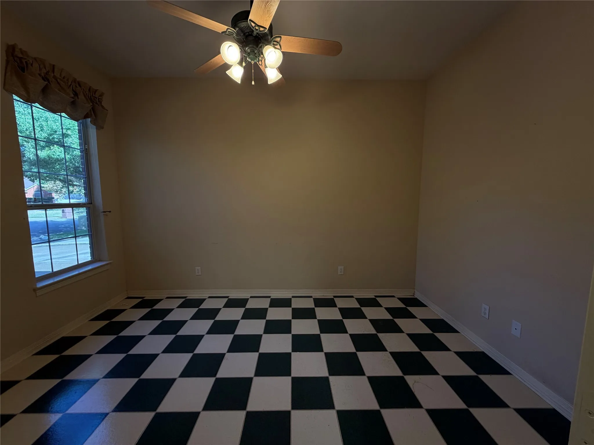 Single Family Residence For Sale in Ellis County , 619 Edgewood Lane, Ovilla, Texas 75154, 5 Bedroom, 4 Bathroom, 3 Garage spaces, 4,225 Sqft, built in 1997, mls#21395966, Real Estate Agent in Ovilla, Homes For Sale in Ellis county, Homes For Sale in Ovilla, Realtor in Ovilla Texas, Real Estate Brokerage Independent Realty Texas, Luminita Cordes Realtor