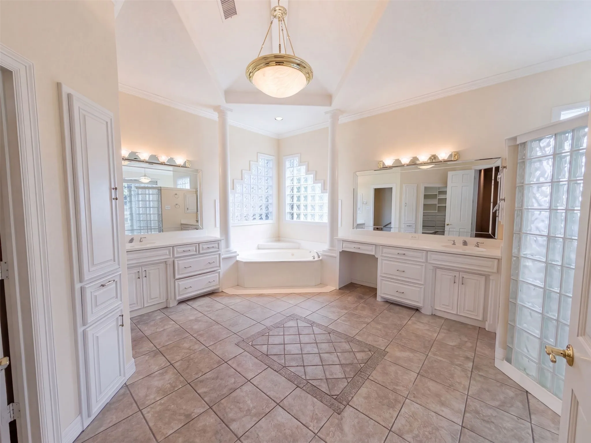 Single Family Residence For Sale in Ellis County , 619 Edgewood Lane, Ovilla, Texas 75154, 5 Bedroom, 4 Bathroom, 3 Garage spaces, 4,225 Sqft, built in 1997, mls#21395966, Real Estate Agent in Ovilla, Homes For Sale in Ellis county, Homes For Sale in Ovilla, Realtor in Ovilla Texas, Real Estate Brokerage Independent Realty Texas, Luminita Cordes Realtor