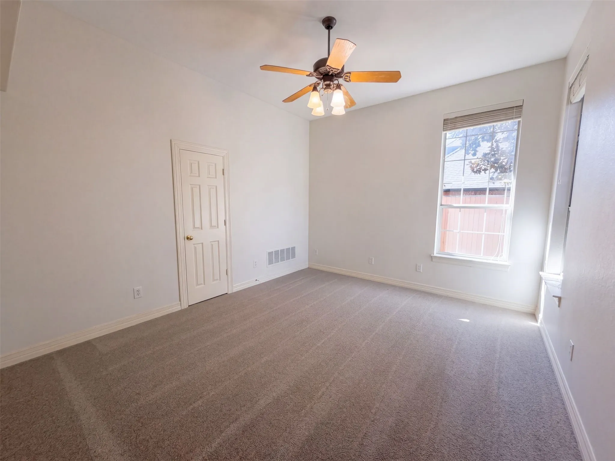 Single Family Residence For Sale in Ellis County , 619 Edgewood Lane, Ovilla, Texas 75154, 5 Bedroom, 4 Bathroom, 3 Garage spaces, 4,225 Sqft, built in 1997, mls#21395966, Real Estate Agent in Ovilla, Homes For Sale in Ellis county, Homes For Sale in Ovilla, Realtor in Ovilla Texas, Real Estate Brokerage Independent Realty Texas, Luminita Cordes Realtor