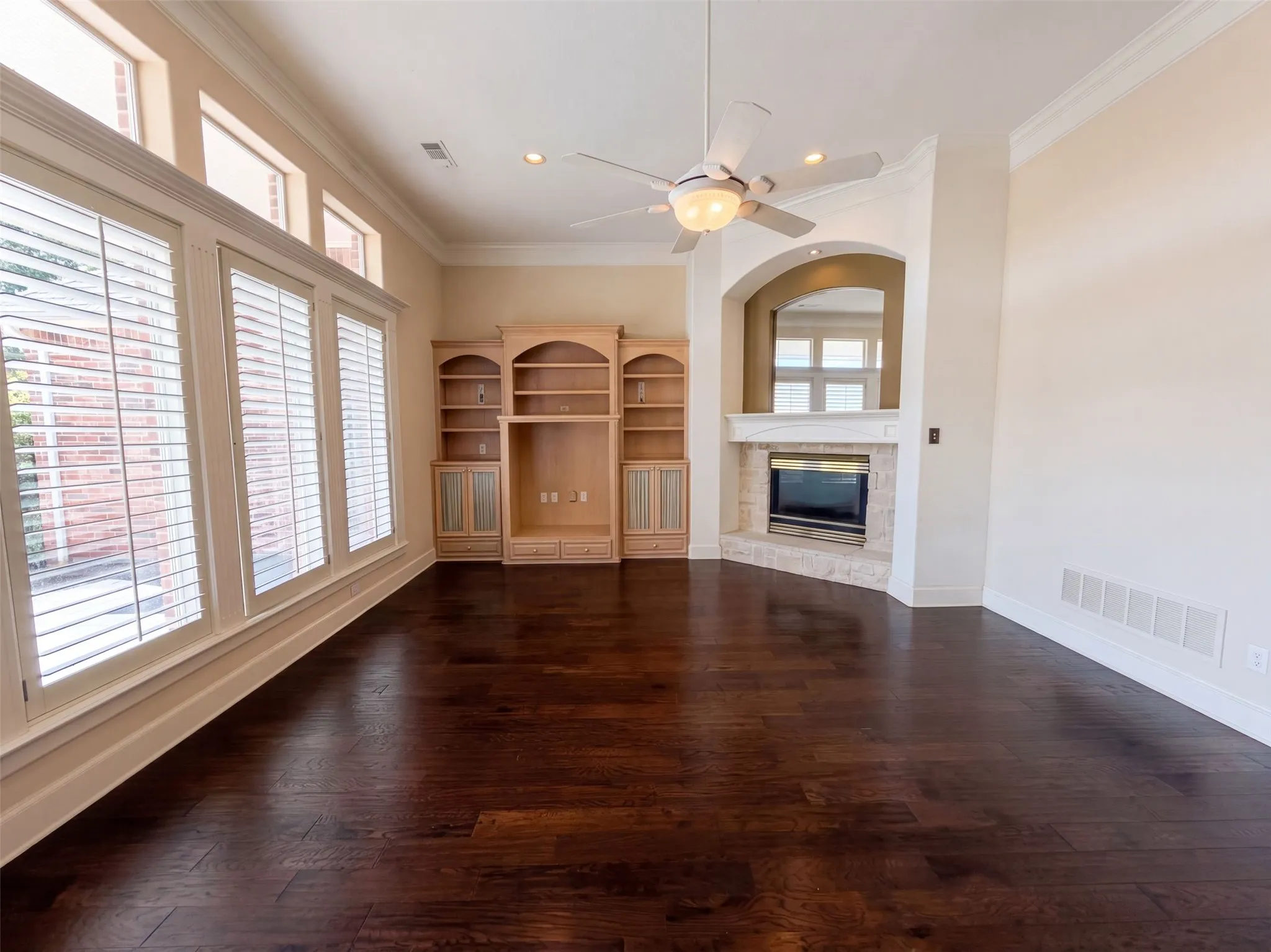 Single Family Residence For Sale in Ellis County , 619 Edgewood Lane, Ovilla, Texas 75154, 5 Bedroom, 4 Bathroom, 3 Garage spaces, 4,225 Sqft, built in 1997, mls#21395966, Real Estate Agent in Ovilla, Homes For Sale in Ellis county, Homes For Sale in Ovilla, Realtor in Ovilla Texas, Real Estate Brokerage Independent Realty Texas, Luminita Cordes Realtor
