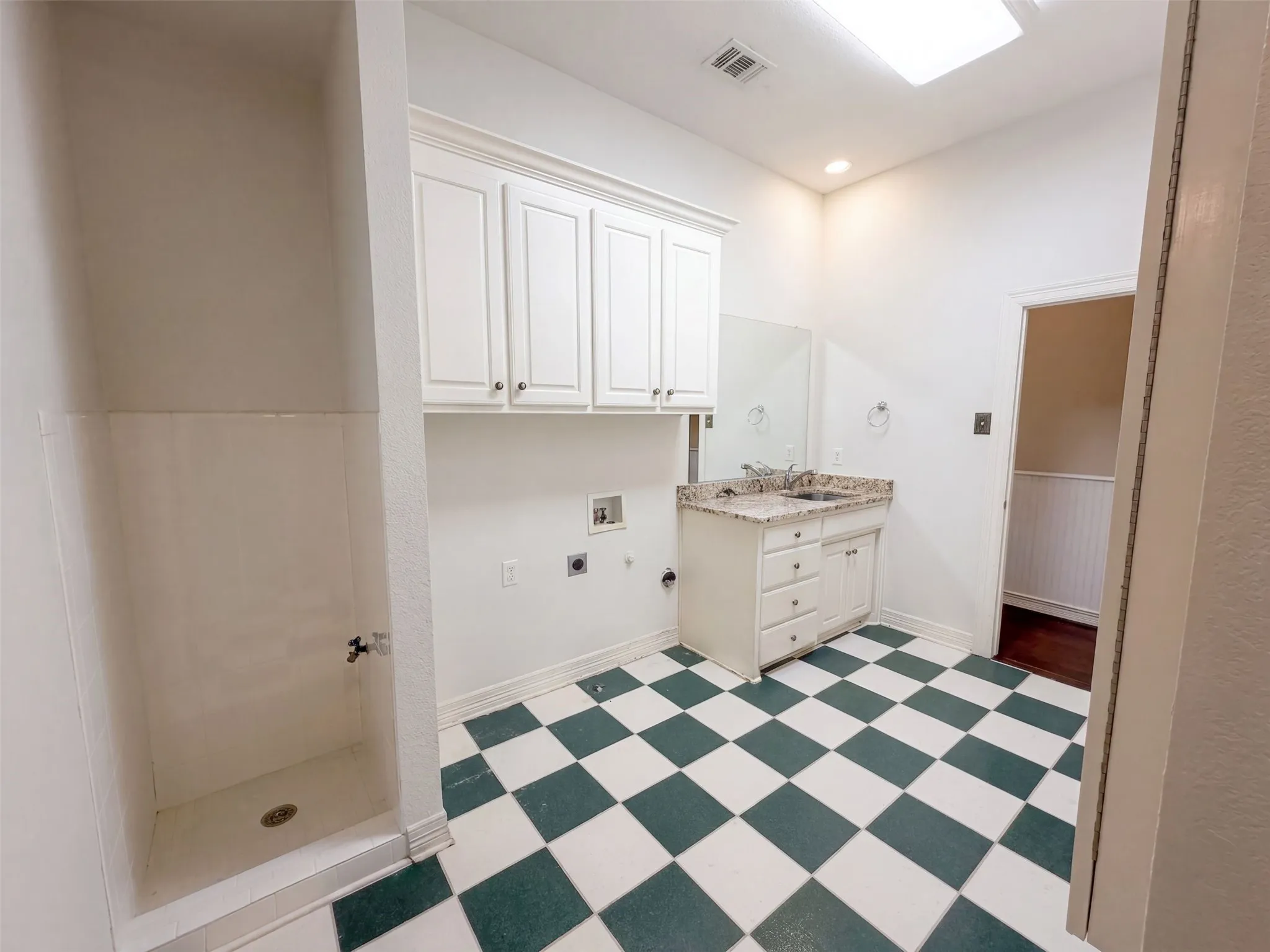 Single Family Residence For Sale in Ellis County , 619 Edgewood Lane, Ovilla, Texas 75154, 5 Bedroom, 4 Bathroom, 3 Garage spaces, 4,225 Sqft, built in 1997, mls#21395966, Real Estate Agent in Ovilla, Homes For Sale in Ellis county, Homes For Sale in Ovilla, Realtor in Ovilla Texas, Real Estate Brokerage Independent Realty Texas, Luminita Cordes Realtor