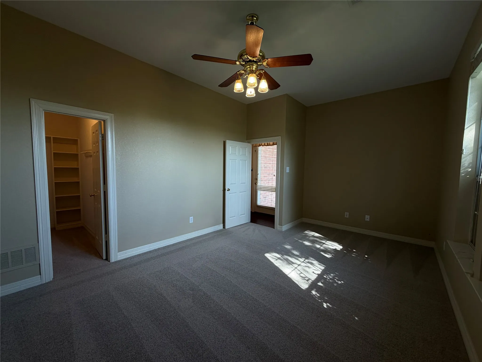 Single Family Residence For Sale in Ellis County , 619 Edgewood Lane, Ovilla, Texas 75154, 5 Bedroom, 4 Bathroom, 3 Garage spaces, 4,225 Sqft, built in 1997, mls#21395966, Real Estate Agent in Ovilla, Homes For Sale in Ellis county, Homes For Sale in Ovilla, Realtor in Ovilla Texas, Real Estate Brokerage Independent Realty Texas, Luminita Cordes Realtor